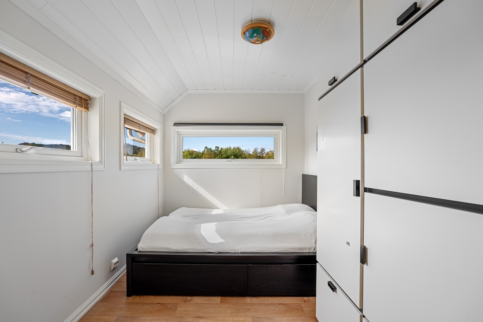 Soverom 1 med integrerte garderobeskap. Galleribilde