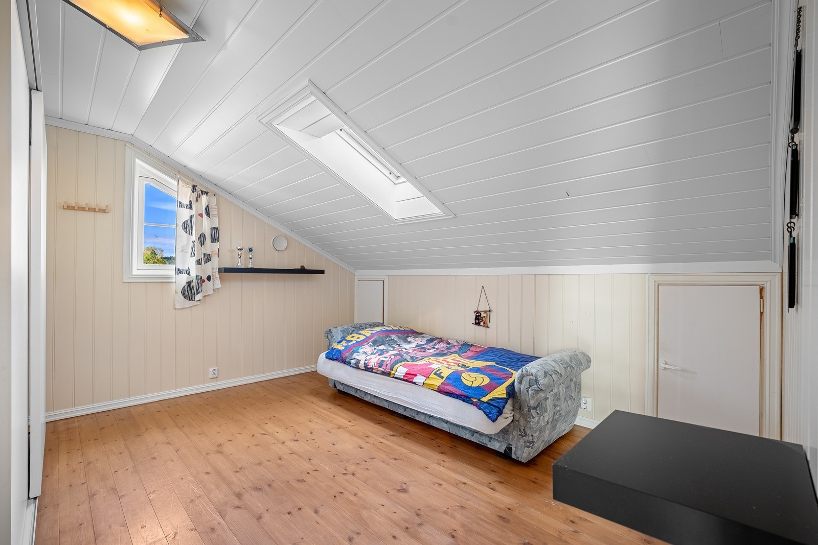 Soverom 2 har god størrelse og er utstyrt med integrert skyvedørsgarderobe. Galleribilde
