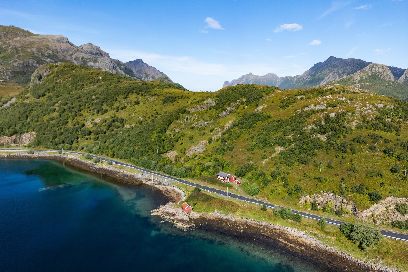 Det er bilvei helt frem til døren og enkel adkomst fra offentlig vei. Galleribilde