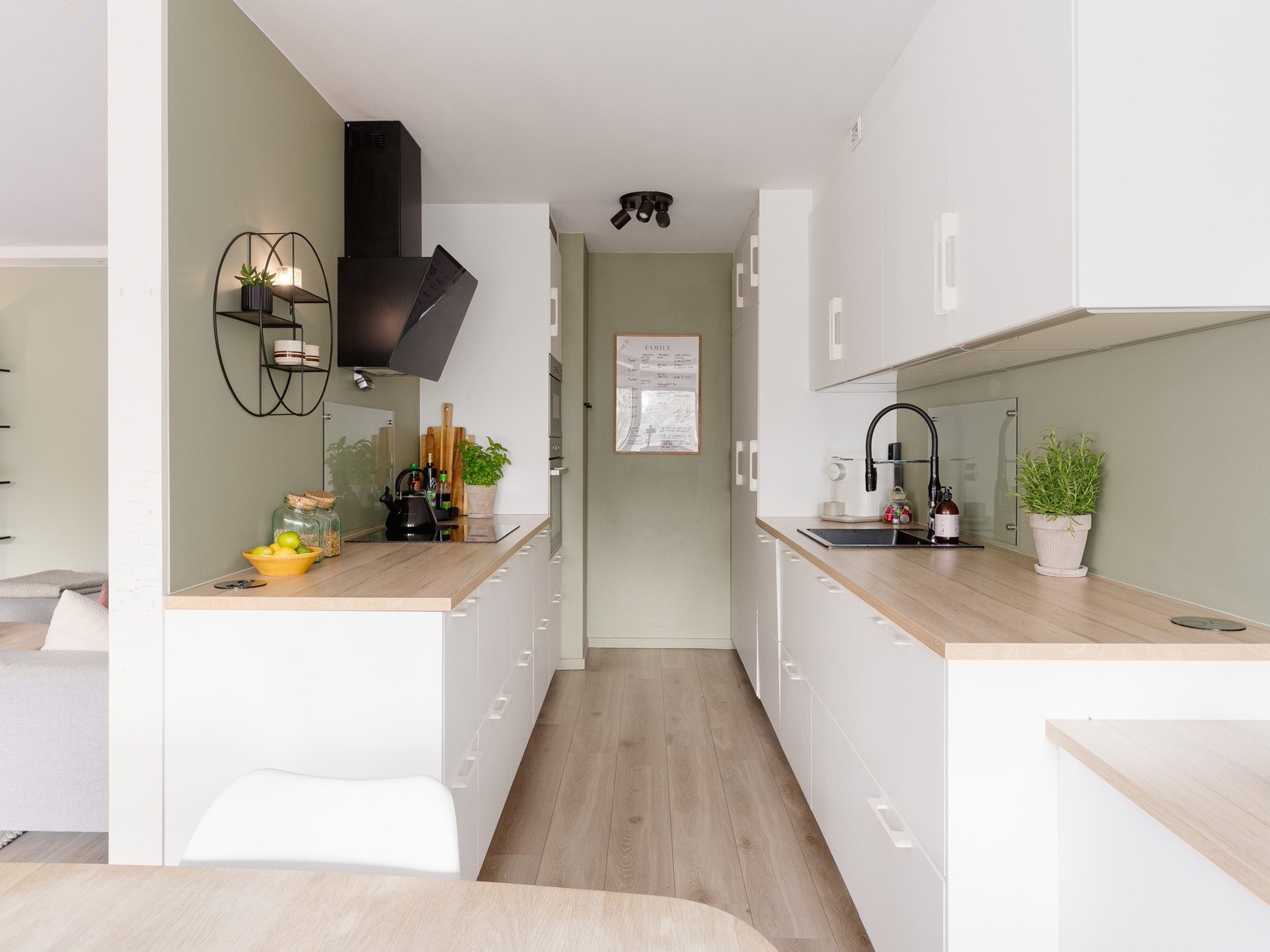 Kjøkkeninnredning fra IKEA fra 2018, med glatte fronter og laminat benkeplate. Galleribilde