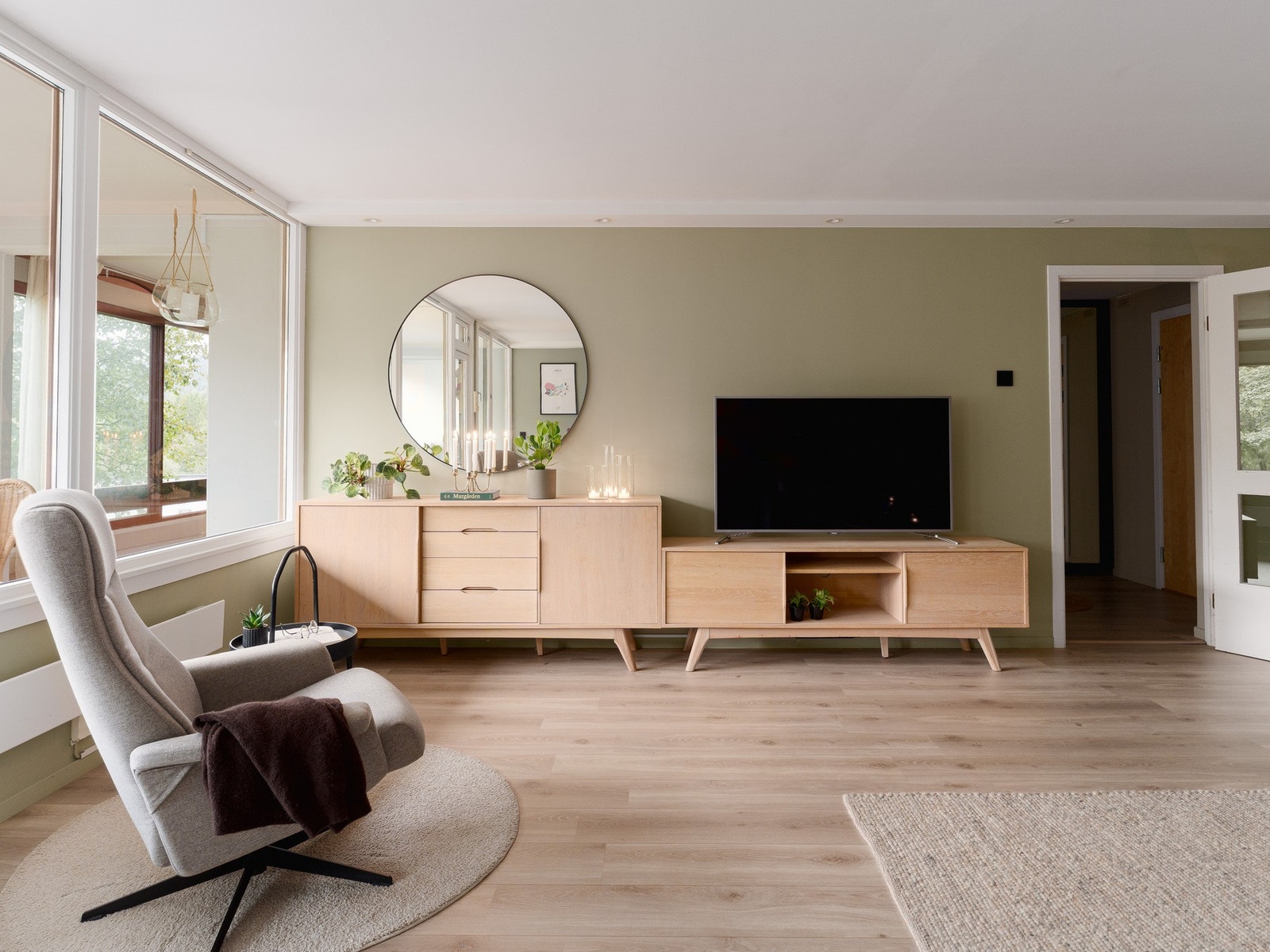 Stuen har plass til både TV-møbel og annen oppbevaring. Galleribilde