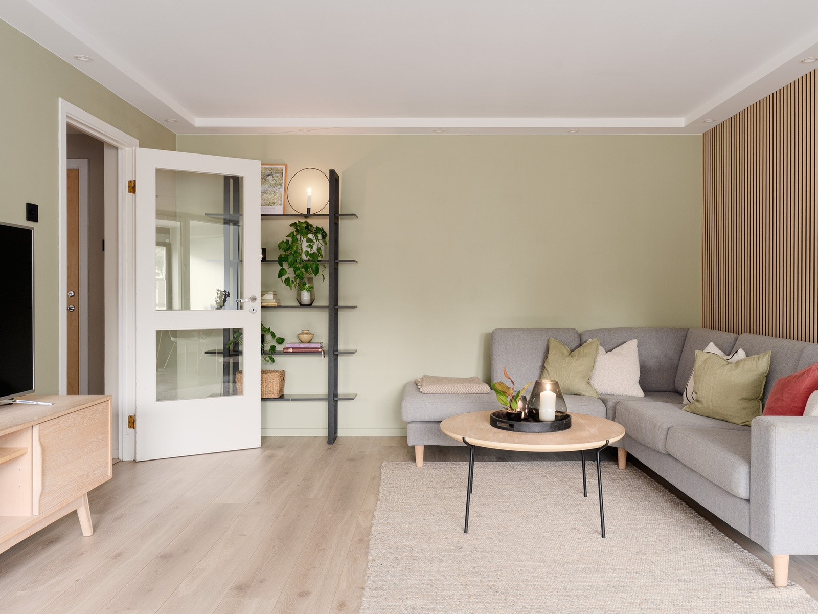 Fra gangen kommer du inn til stuen og kjøkkenet, som ligger i en åpen løsning. Galleribilde