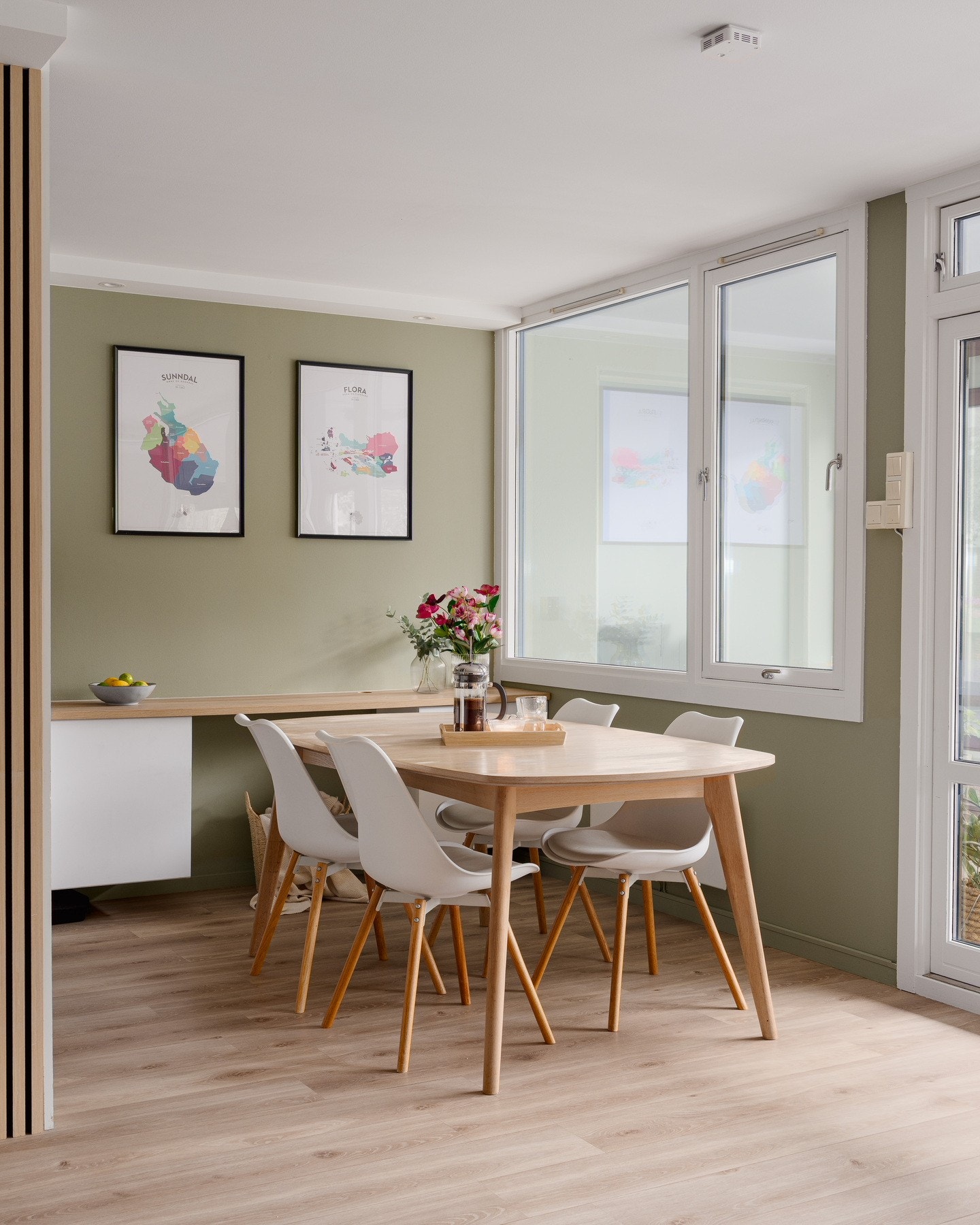 Ved kjøkkenet er det plass til et romslig spisebord hvor familie og venner kan samles. Galleribilde
