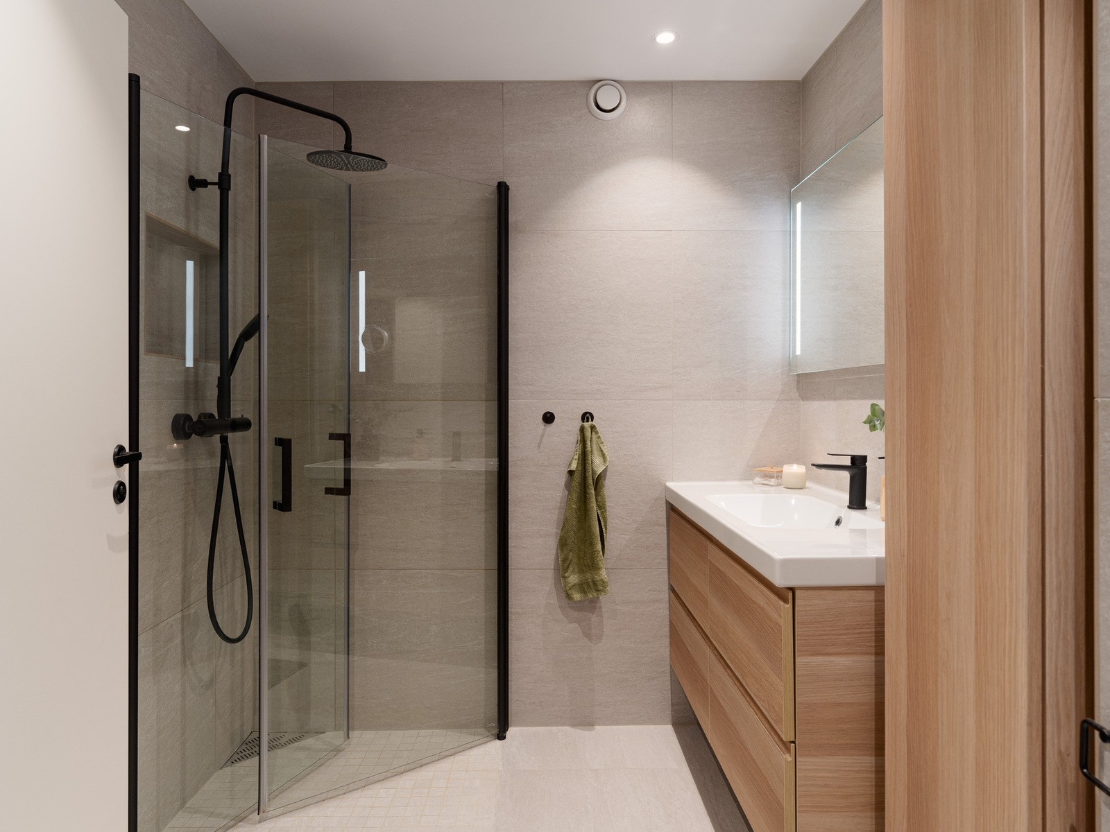 Badet ble renovert i 2021 og har flislagte vegger og gulv. Galleribilde