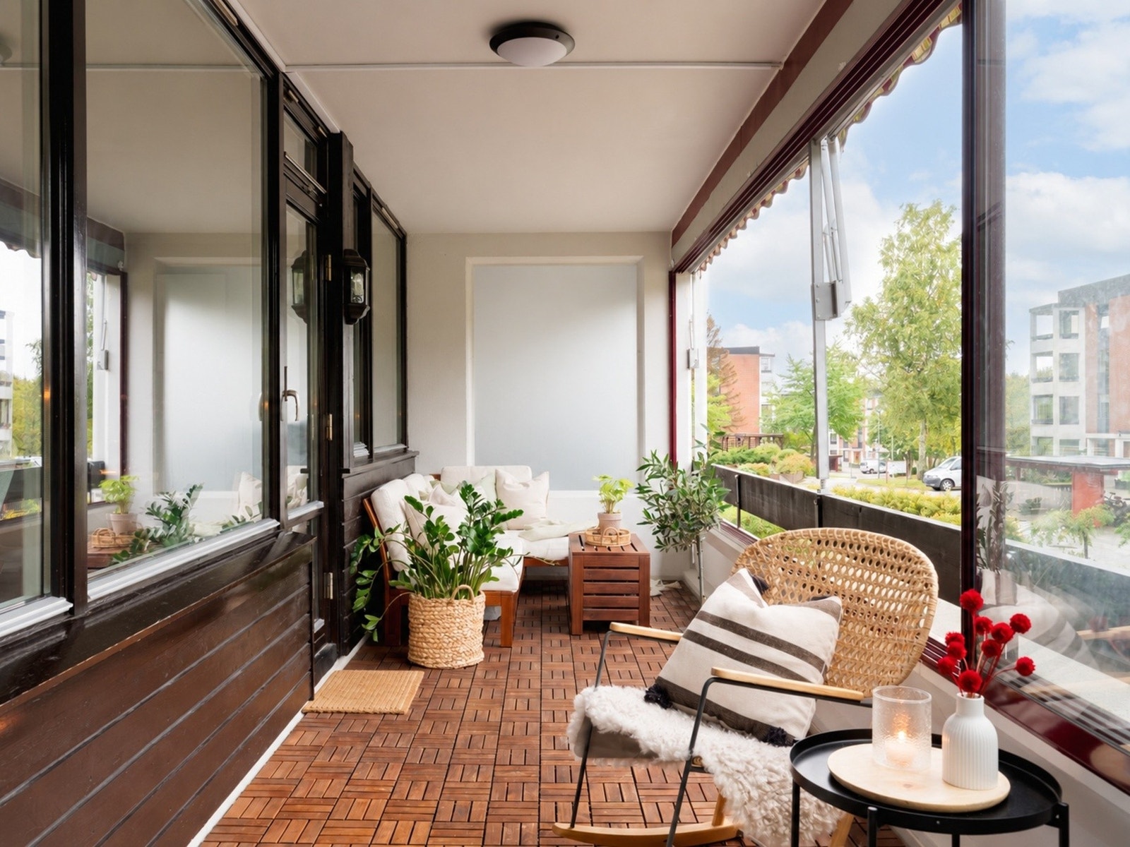 Balkongen har plass til både sittegruppe, bord og planter. Galleribilde