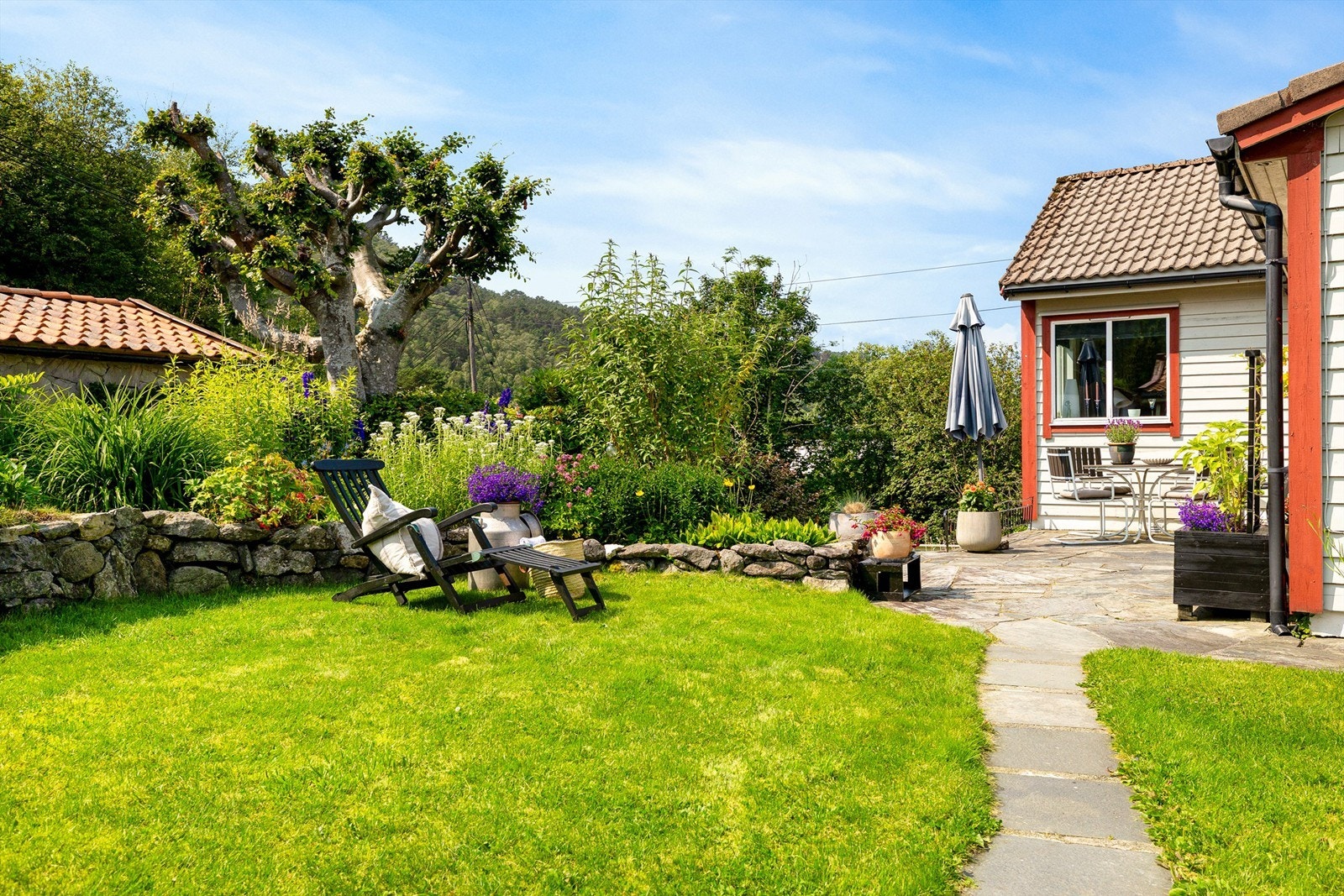 Solforholdene er svært gode, og i sommerhalvåret kan man nyte solen fra tidlig morgen til sent på kveld, med sol helt frem til omkring kl. 23.00 ved midtsommer. Galleribilde
