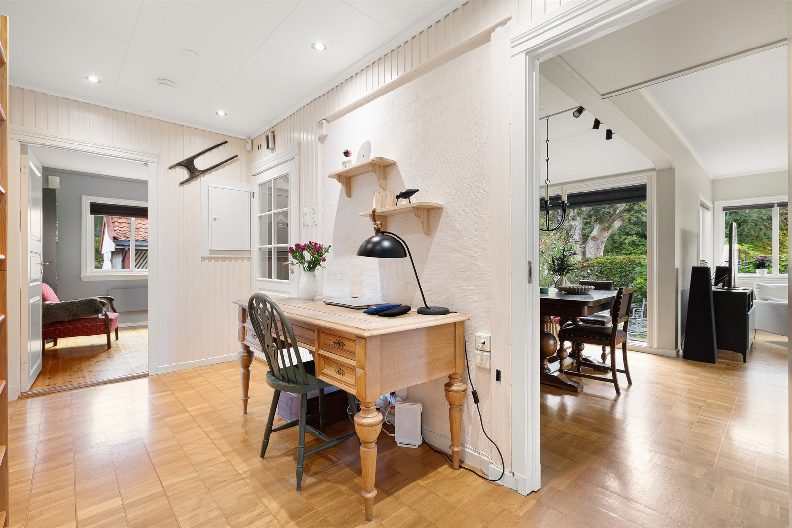 Romslig gang med downlights i tak. Galleribilde