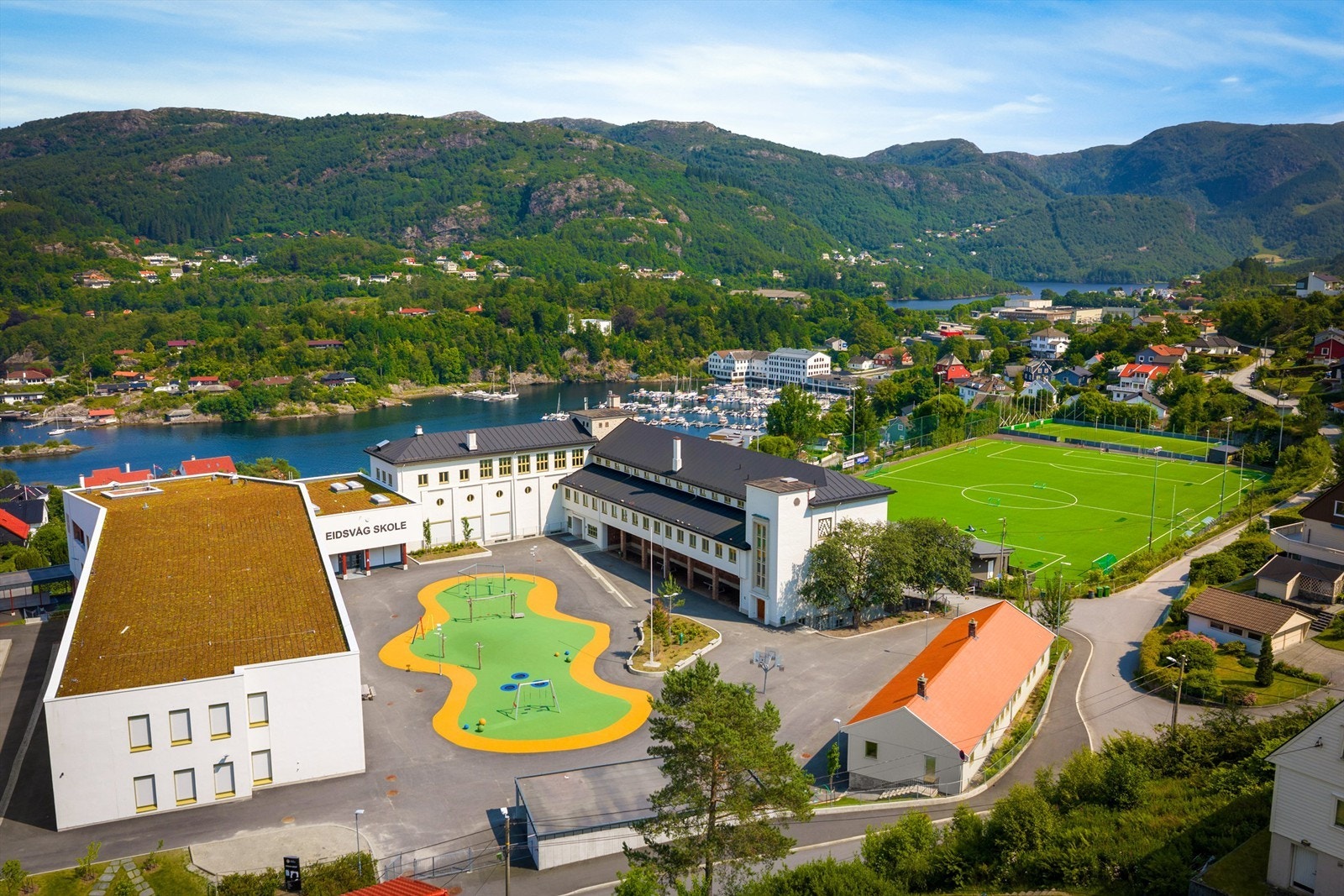 Området er spesielt attraktivt for barnefamilier. Tyriveien har lite gjennomgangstrafikk, samtidig som det er kort og trygg gangavstand til både skole og barnehage. Galleribilde
