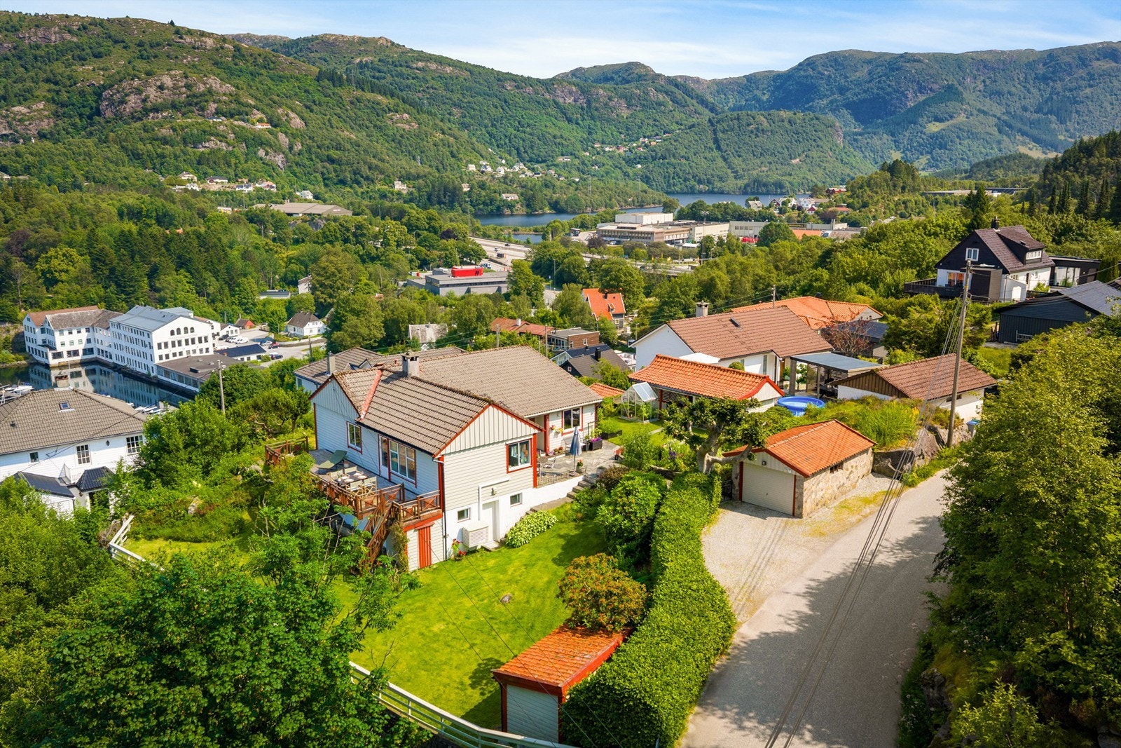 Eiendommen ligger i et veletablert og familievennlig boligområde like ved barnehage, skole og idrettsbaner. Galleribilde