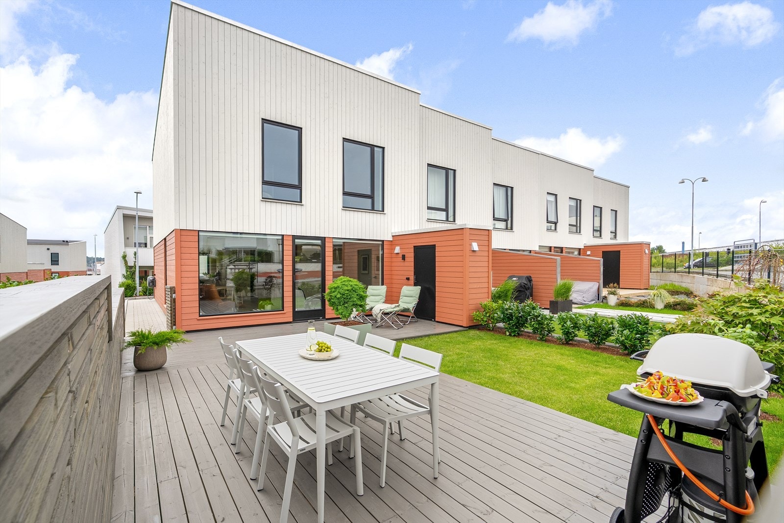 Fra stuen har man direkte tilkomst til pent opparbeidet uteområde med terrasse, plen og rikelig beplantning. Utekran og hageslange montert på siden av bygget. Galleribilde