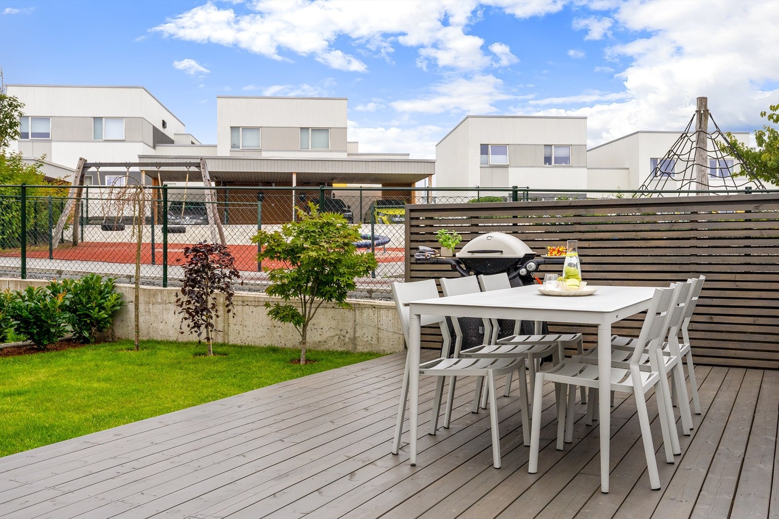 Her har man god plass til flere sittegrupper og grill ligger som legger til rette for å kunne nyte lange, solrike dager og hyggelige sommerkvelder i godt selskap. Galleribilde