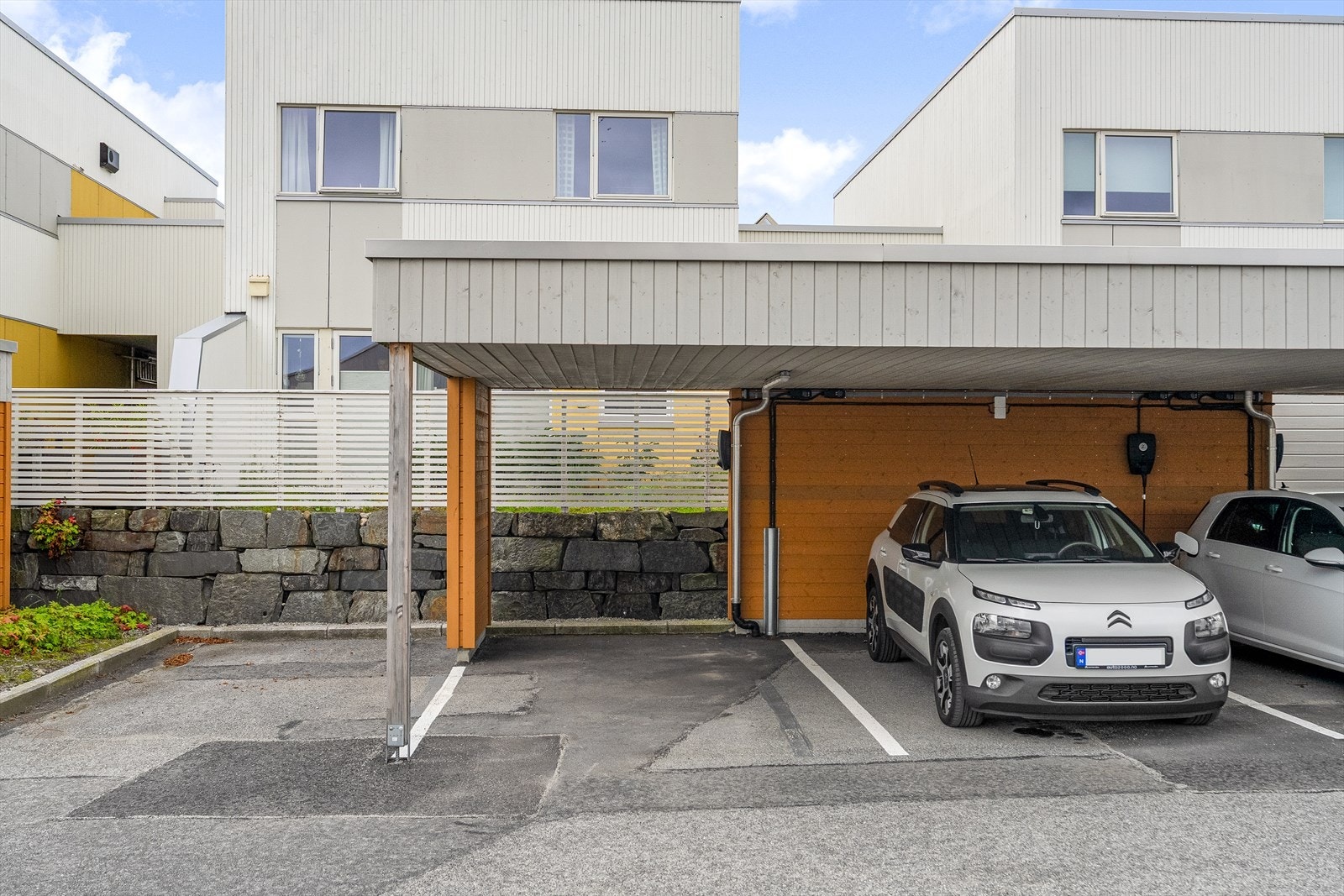 Parkering i carport med elbillader som medfølger i handelen, samt gjesteparkering like ved. Galleribilde