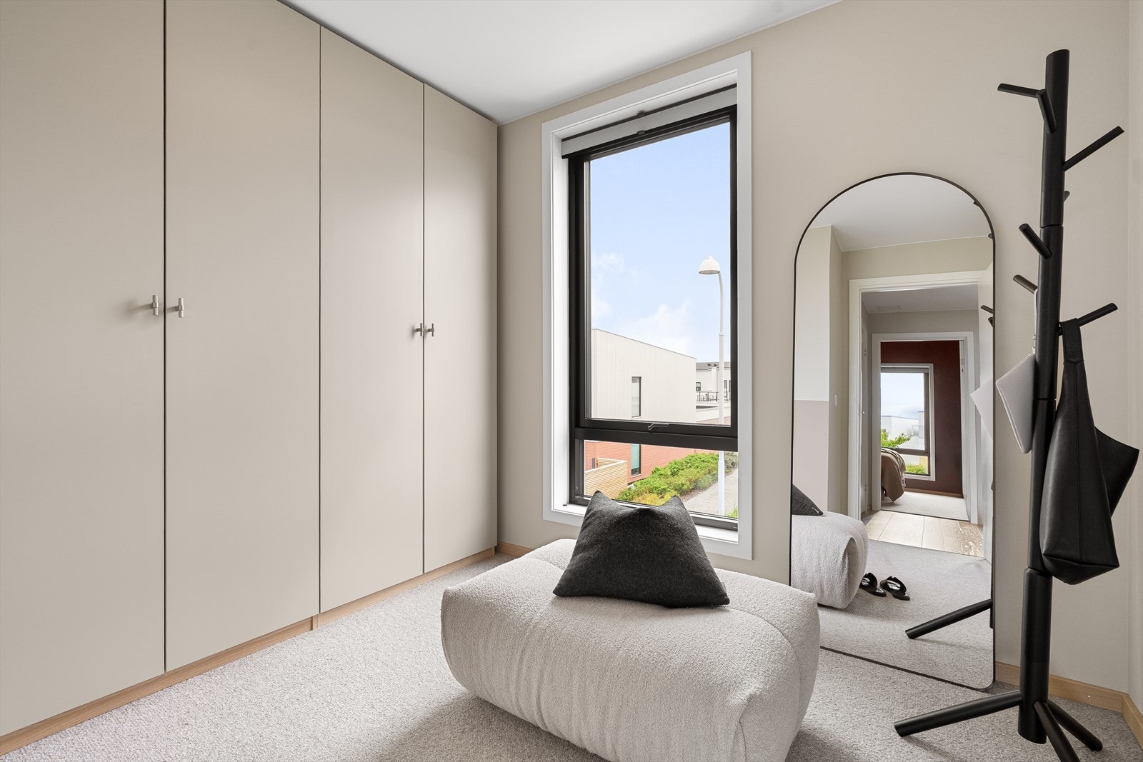 Gode vindusflater og et luftig preg. Godt med garderobe plass. Galleribilde