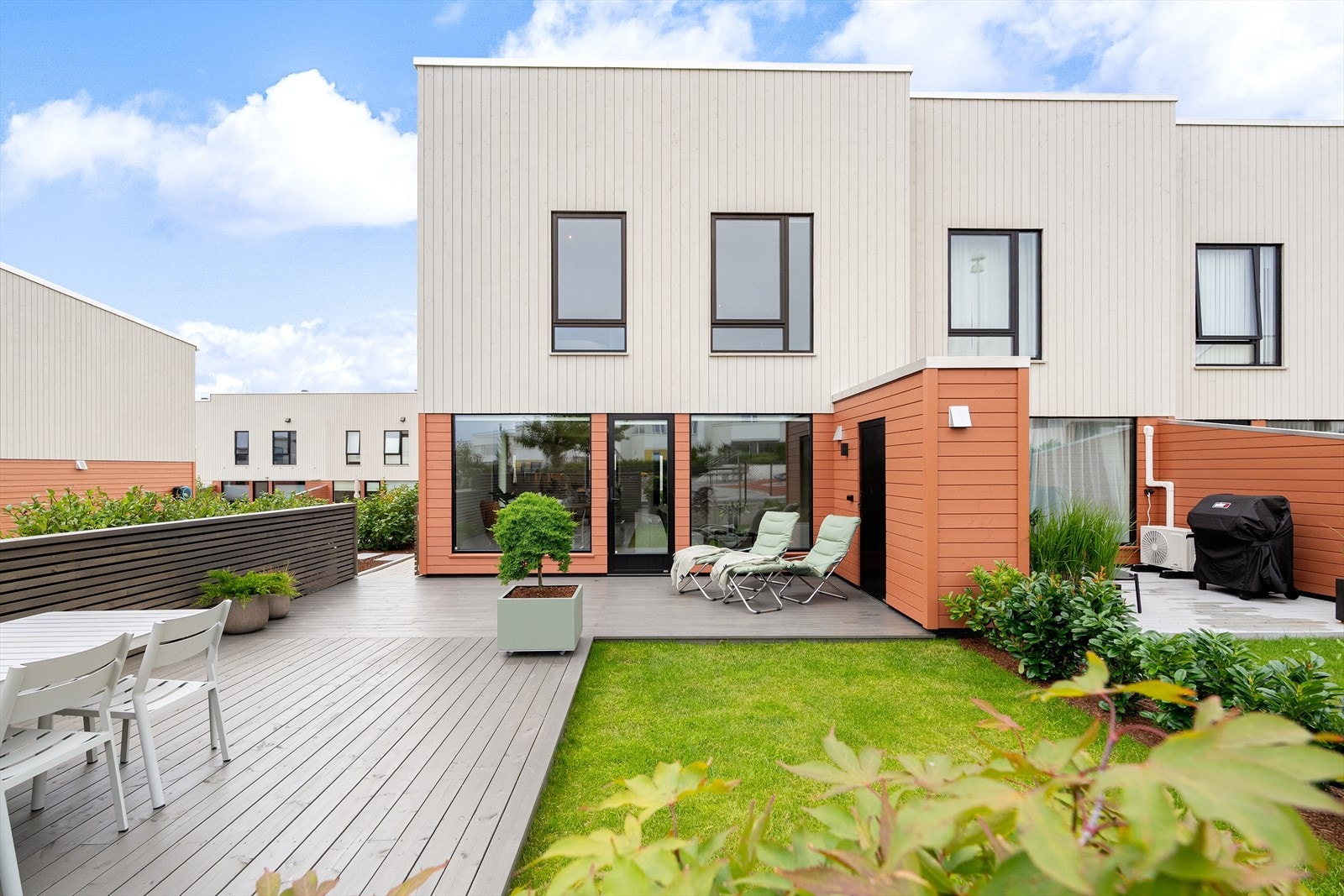 Her får du en gjennomført bolig med god standard, praktisk planløsning og pent opparbeidet uteområde. Galleribilde