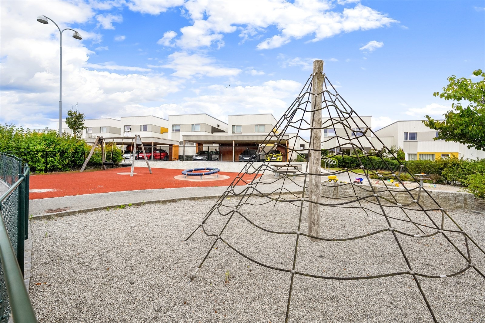 Nabolagets flotte fellesarealer med lekeplass for de små. Galleribilde
