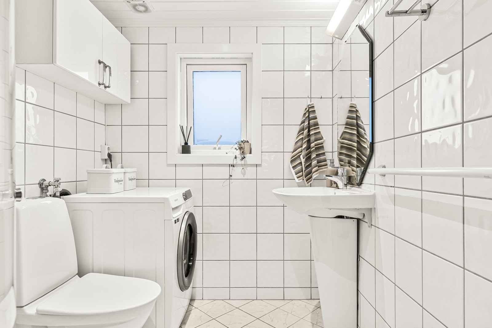 Badet er oppgradert i 2005 og har varmekabler i gulv og opplegg for vaskemaskin Galleribilde