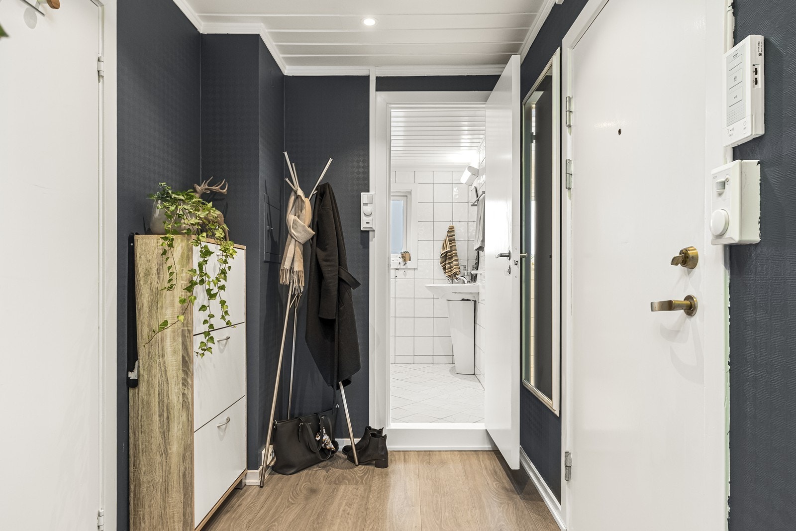 Inngangspartiet i boligen er åpent og med plass til å yttertøy og skotøy. Galleribilde