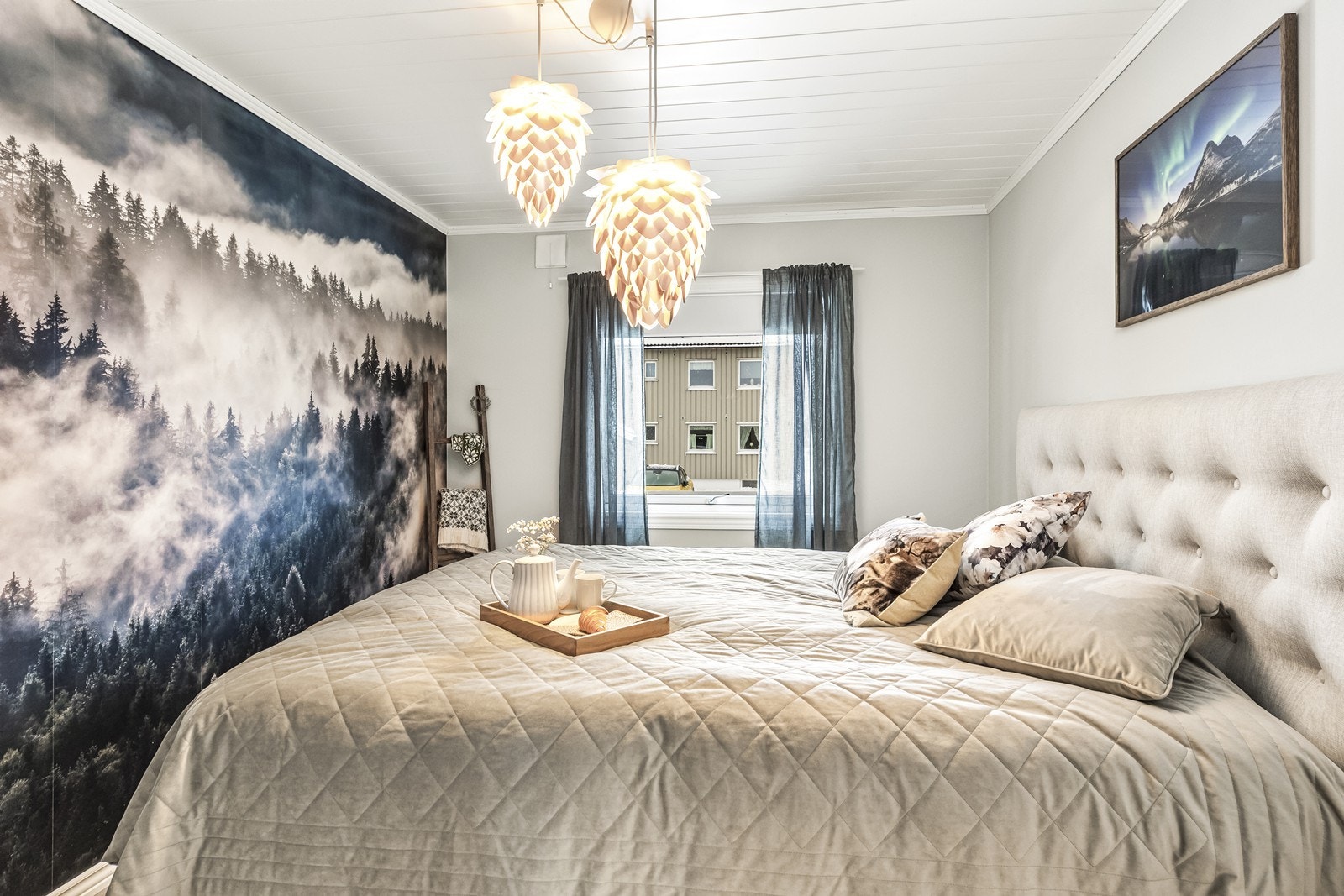 Romslig soverom med plass til seng, garderobe og øvrig møblement. Galleribilde