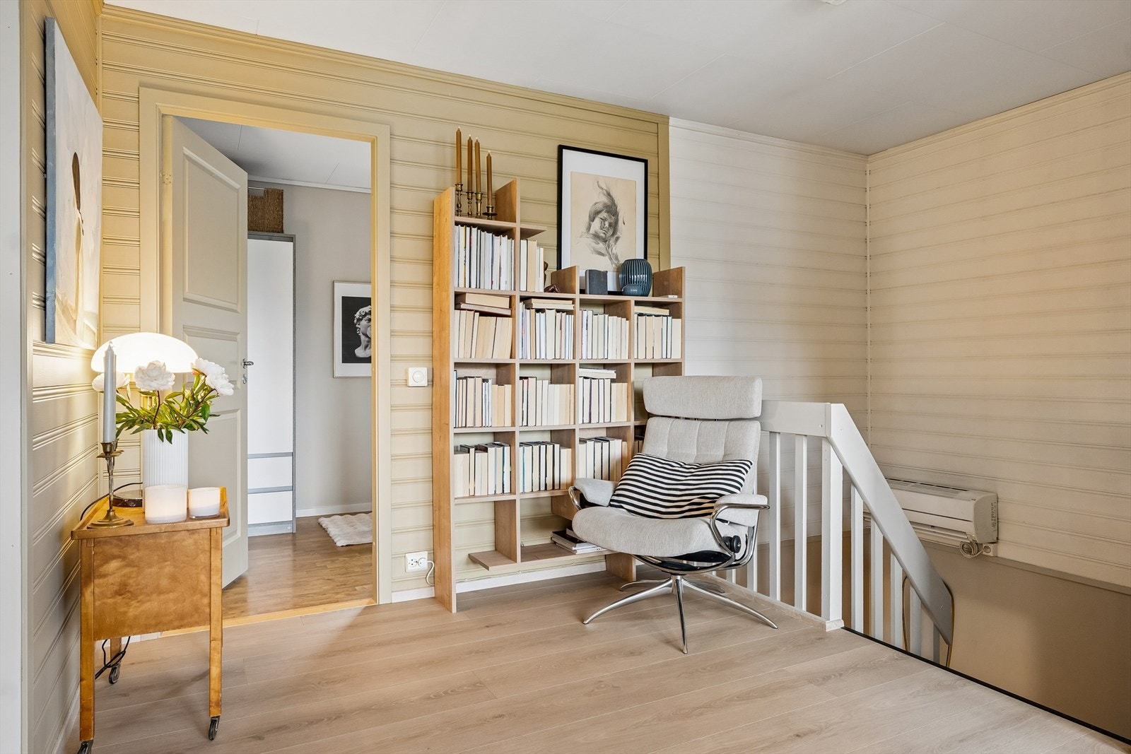 I 2. etasje har selger blant annet malt vegger på stue og lagt rehabiliteringsgips. Galleribilde