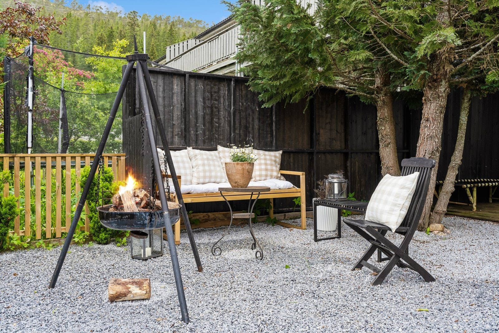 Eiendommen har en svært barnevennlig beliggenhet i Fossbrenna. Fra boligen er det gangavstand til flott turterreng, lysløype og de meste av fritidsaktiviteter. Galleribilde