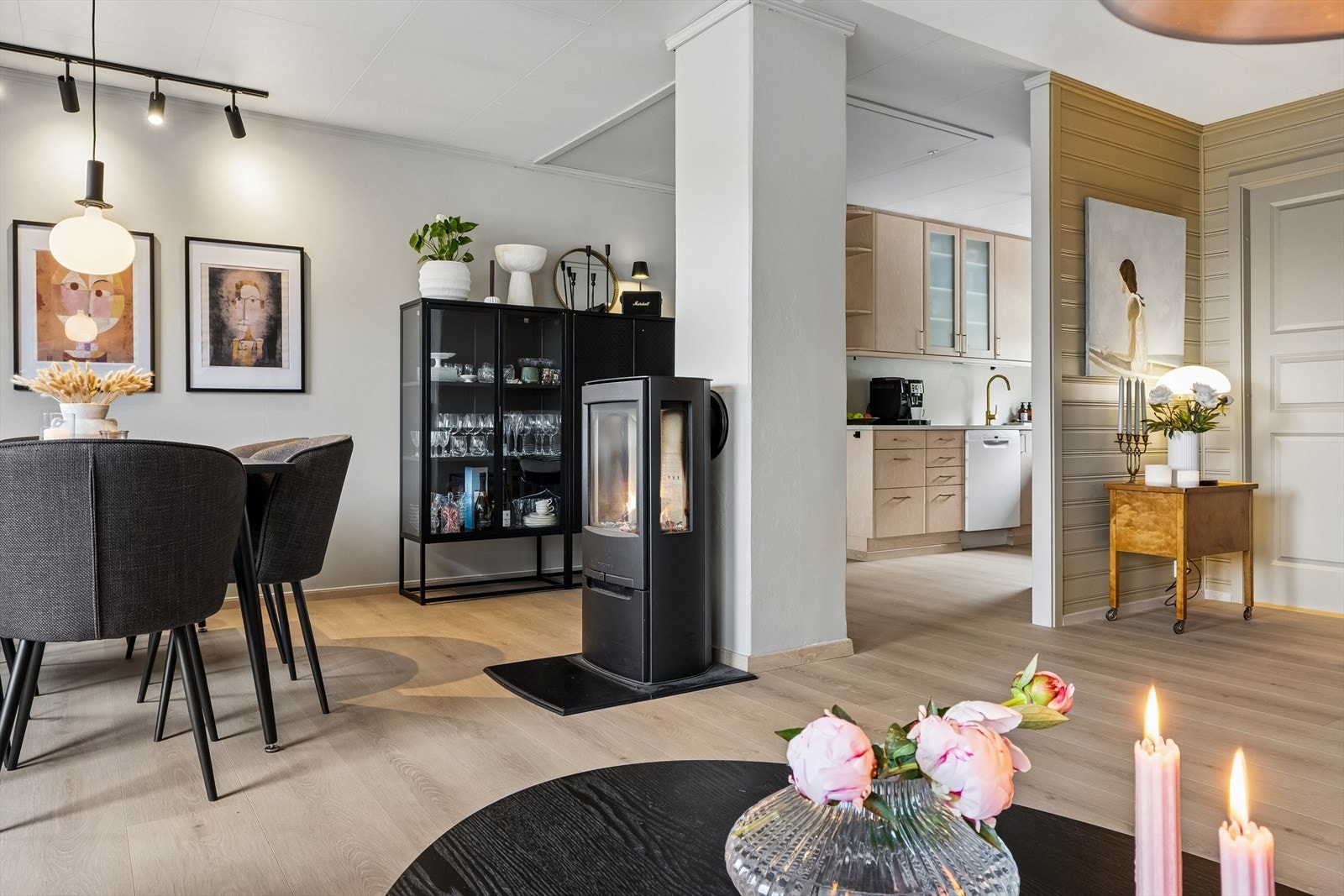 Boligen har balansert ventilasjon, bortsett fra kjøkken og våtrom som har mekanisk avtrekk ved vifte plassert på kaldloft. Galleribilde