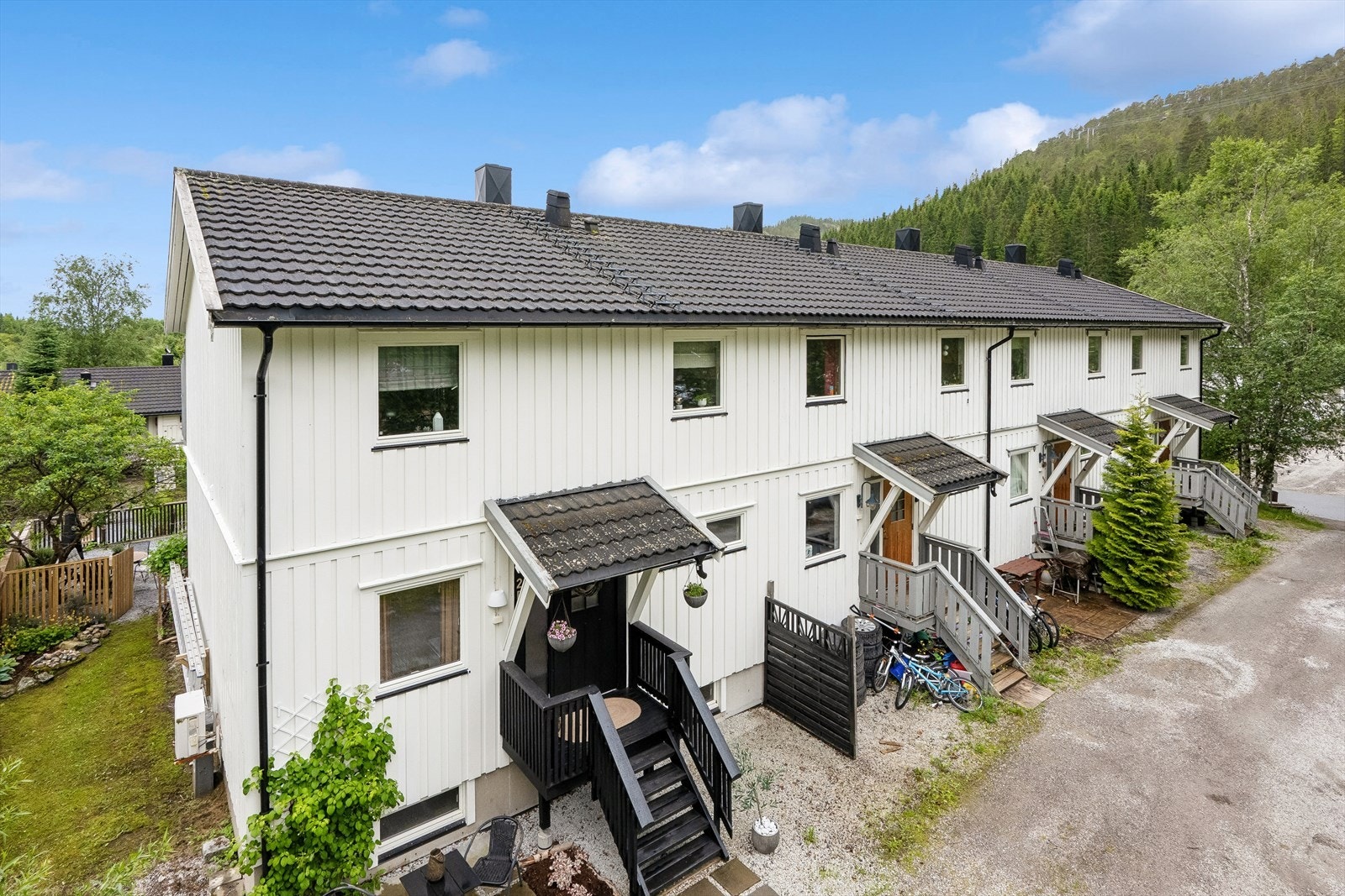 Stikkekontakter montert både oppe og nede samt montert utebelysning foran og bak (oppe/nede). Galleribilde