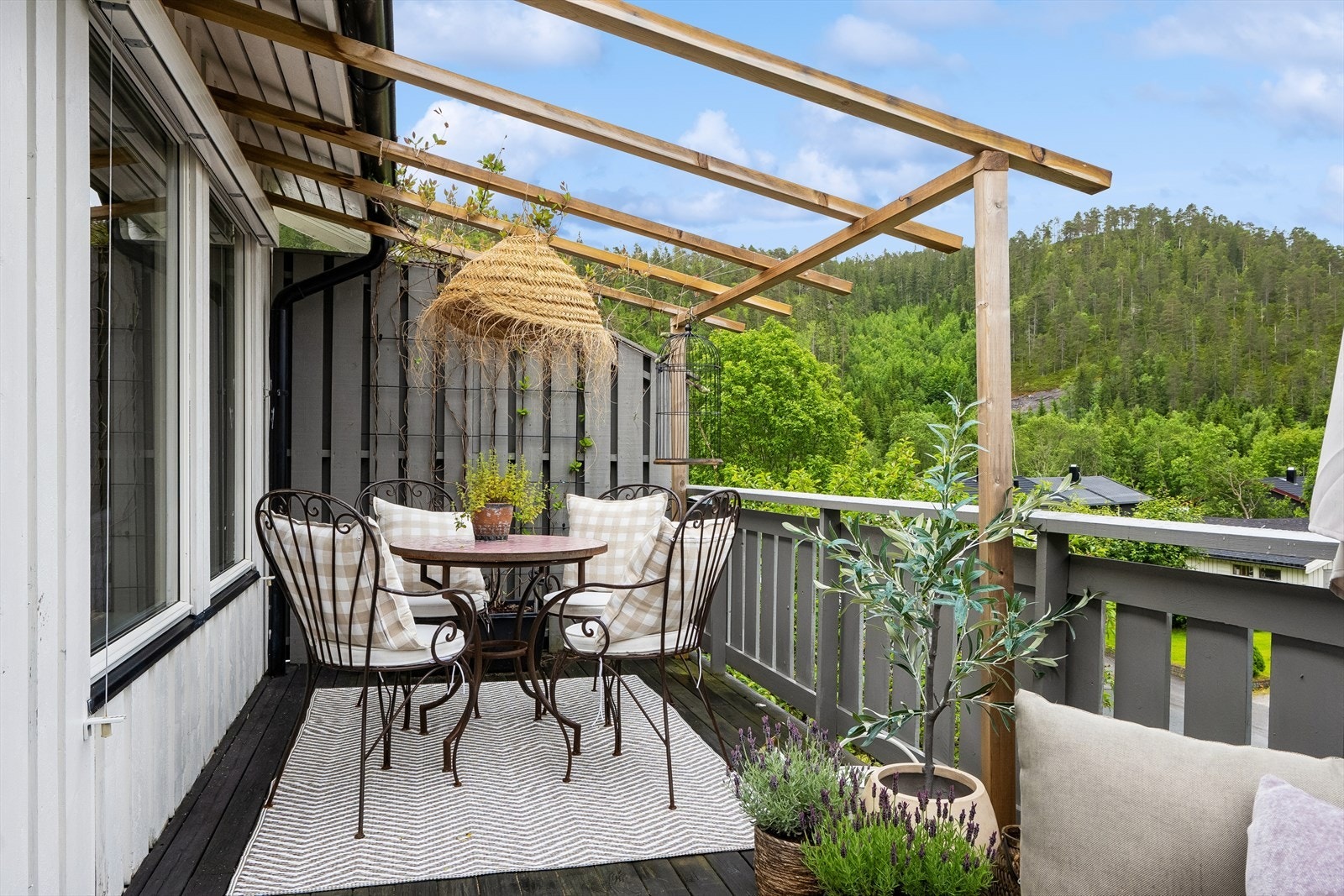 På solfylte sommerdager kan solen nytes hele dagen fram til sent om kvelden. Galleribilde