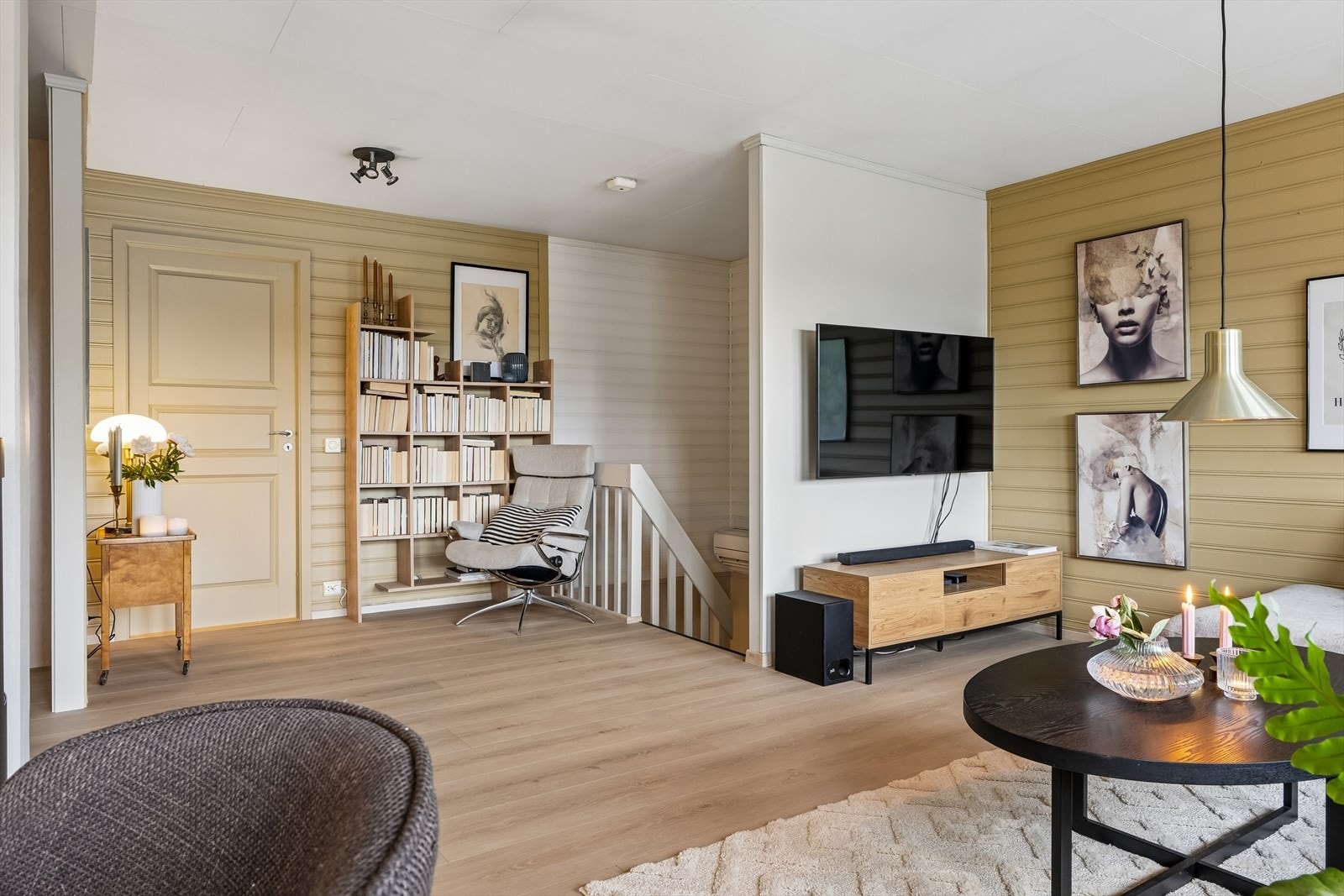 Firma har nylig lagt nye kvalitets laminatgulv på stue og kjøkken samt nye gulvlister. Galleribilde