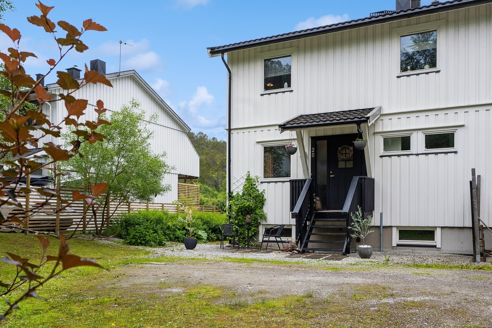 Nytt rekkverk på trapp ved hoveddør. Galleribilde