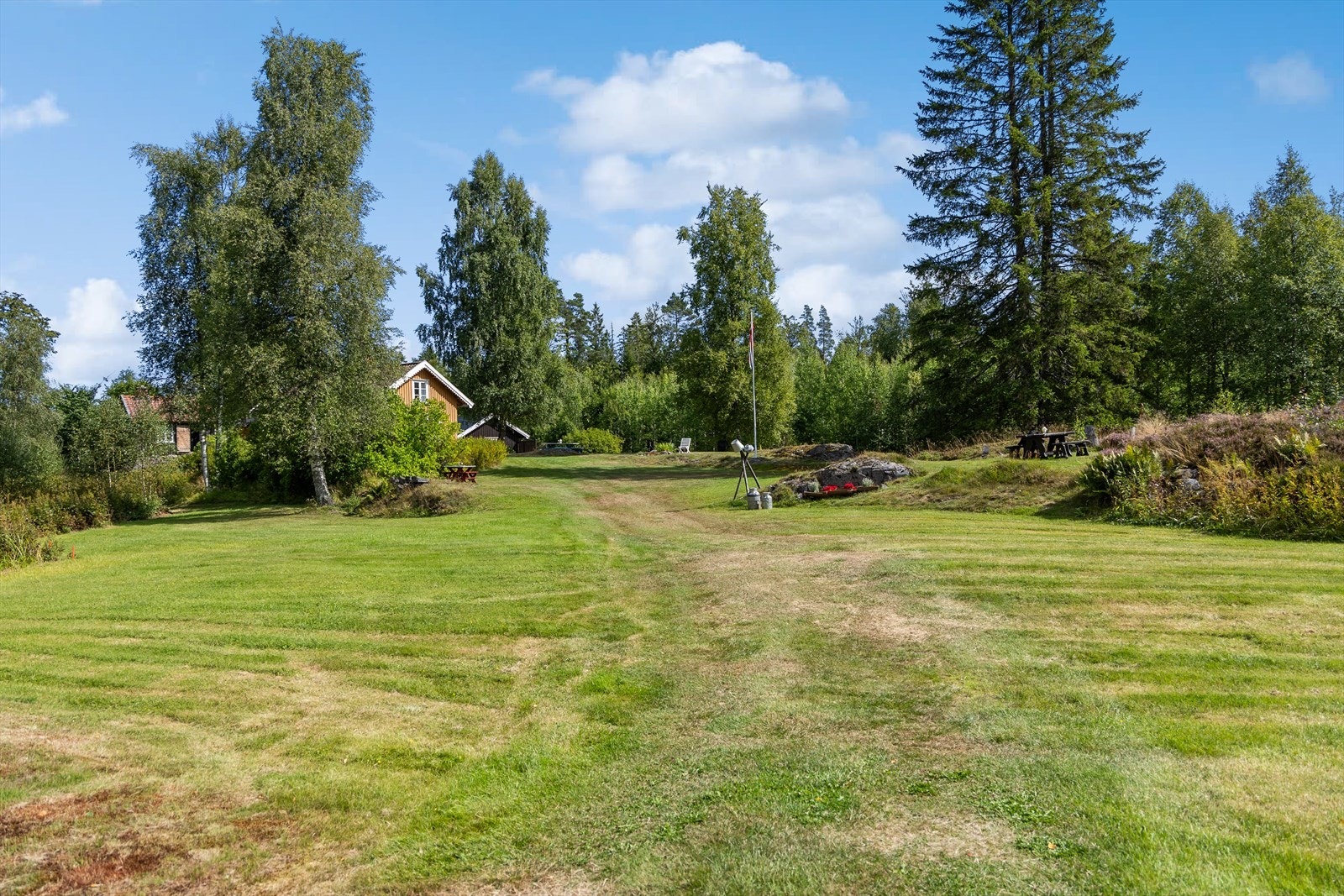 Dette romslige området har vært brukt til mye gjennom årene. I tillegg til å egne seg godt for aktiviteter og parkering, har det ifølge eier også vært avholdt gudstjenester her. Galleribilde