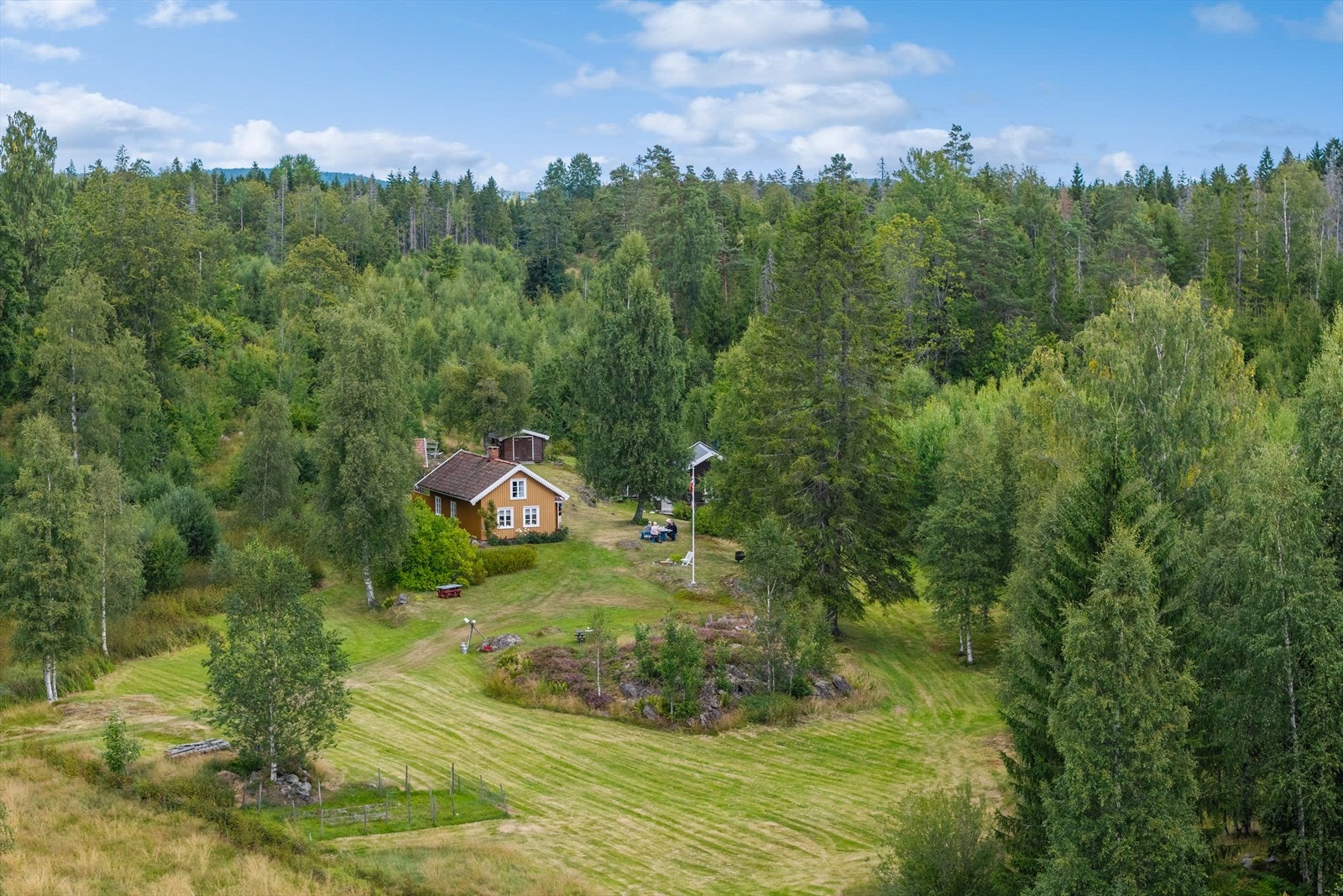 Et sted hvor du virkelig kan senke skuldrene, nyte solen og lytte til fuglesangen i rolige og naturskjønne omgivelser. Galleribilde