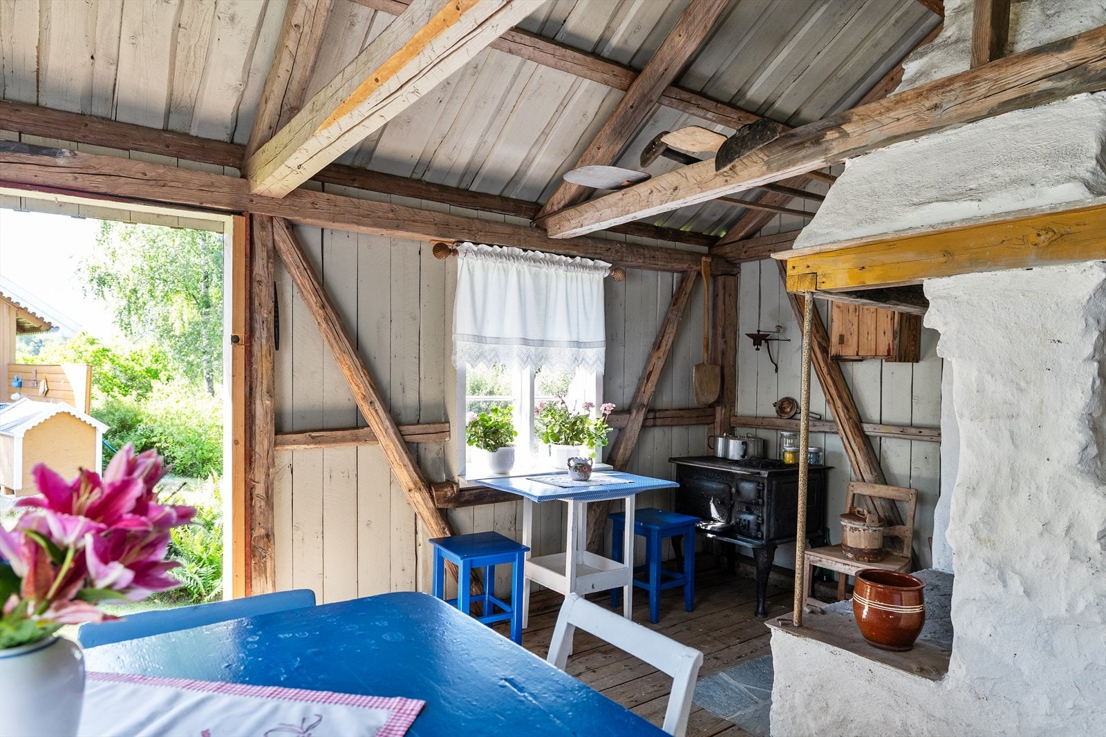 Med god plass til baking og matlaging er bryggerhuset et sjarmerende tilskudd til eiendommen. Galleribilde
