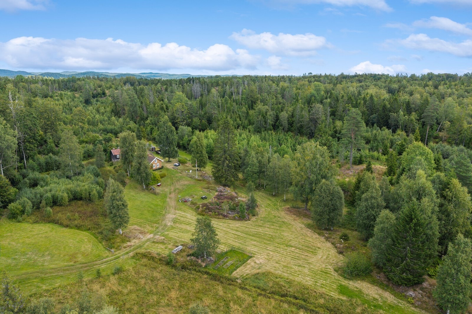 Hasåsgrende 8 har en idyllisk og usjenert beliggenhet i naturskjønne omgivelser i Kodal. Galleribilde