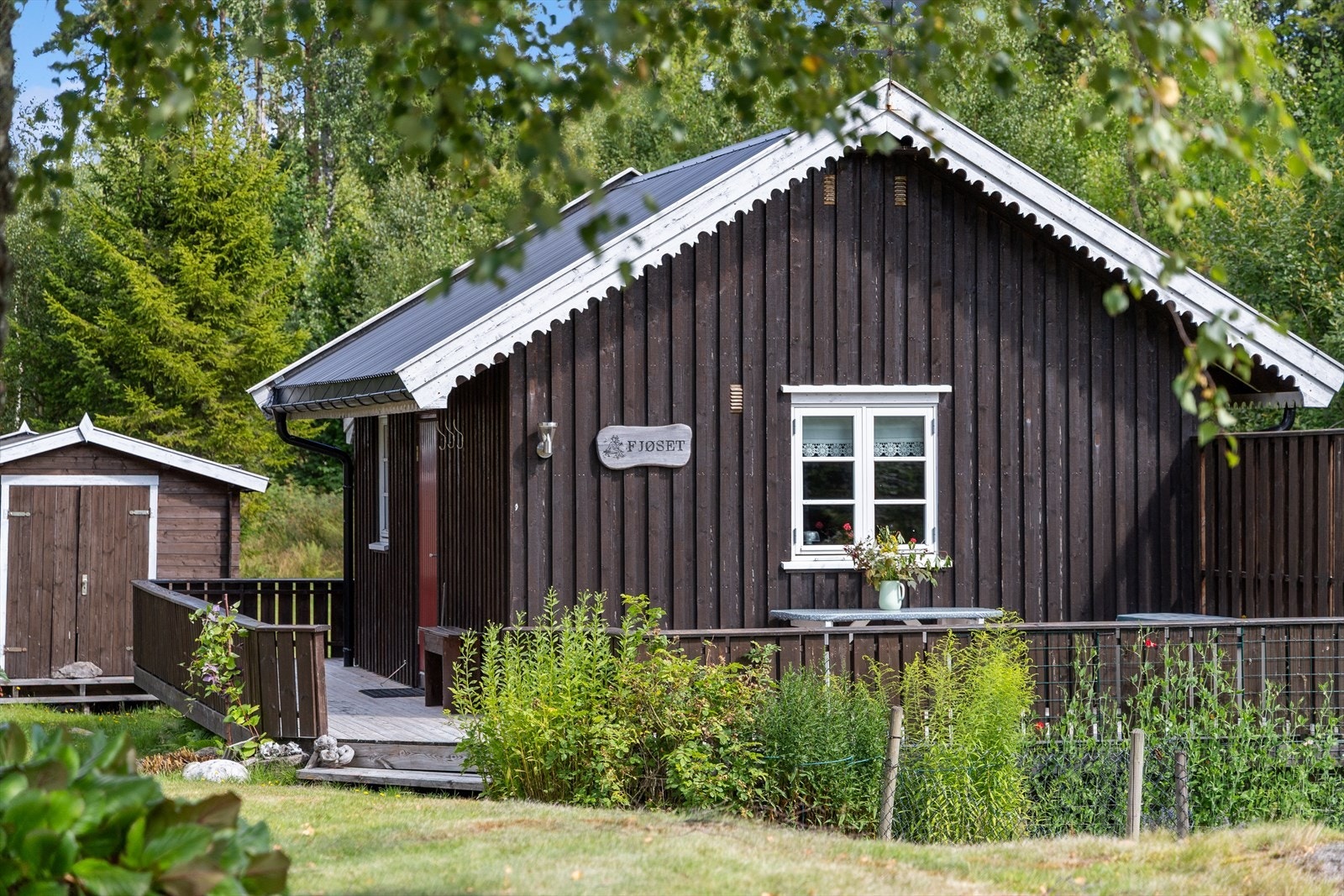Med annekset fra 2008 får du en praktisk og hyggelig løsning for familie, venner eller besøkende som ønsker sin egen soveplass. Galleribilde