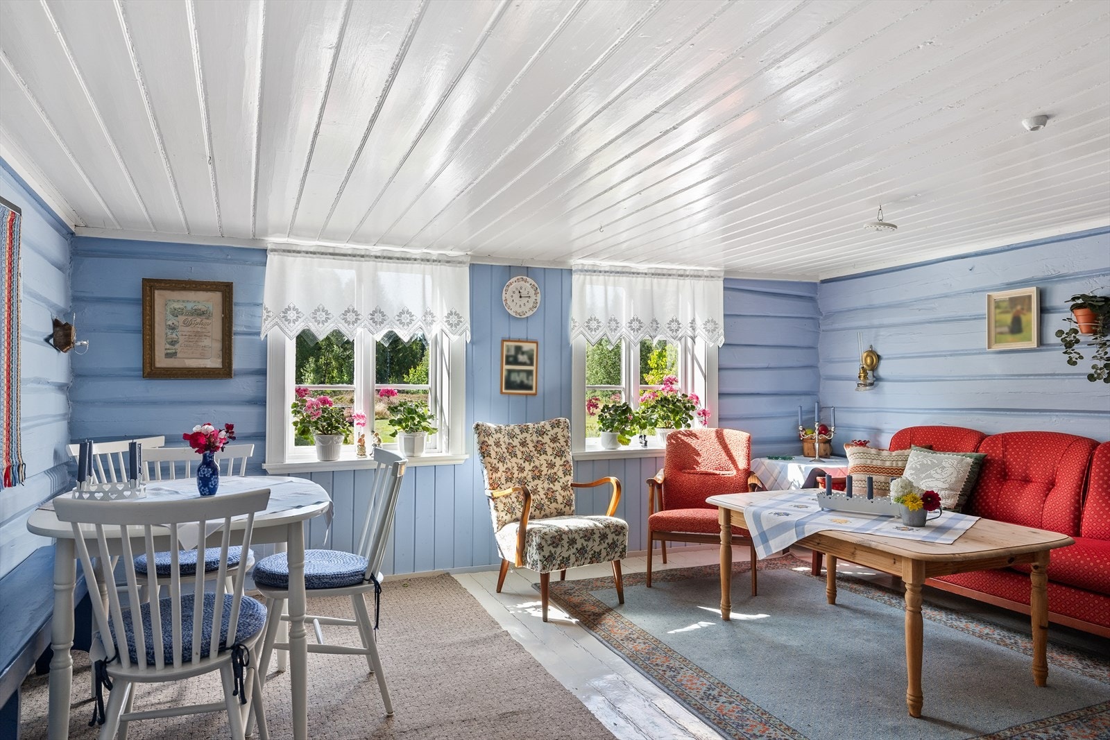Et kjempe koselig rom med plass til sofagruppe og spisebord Galleribilde