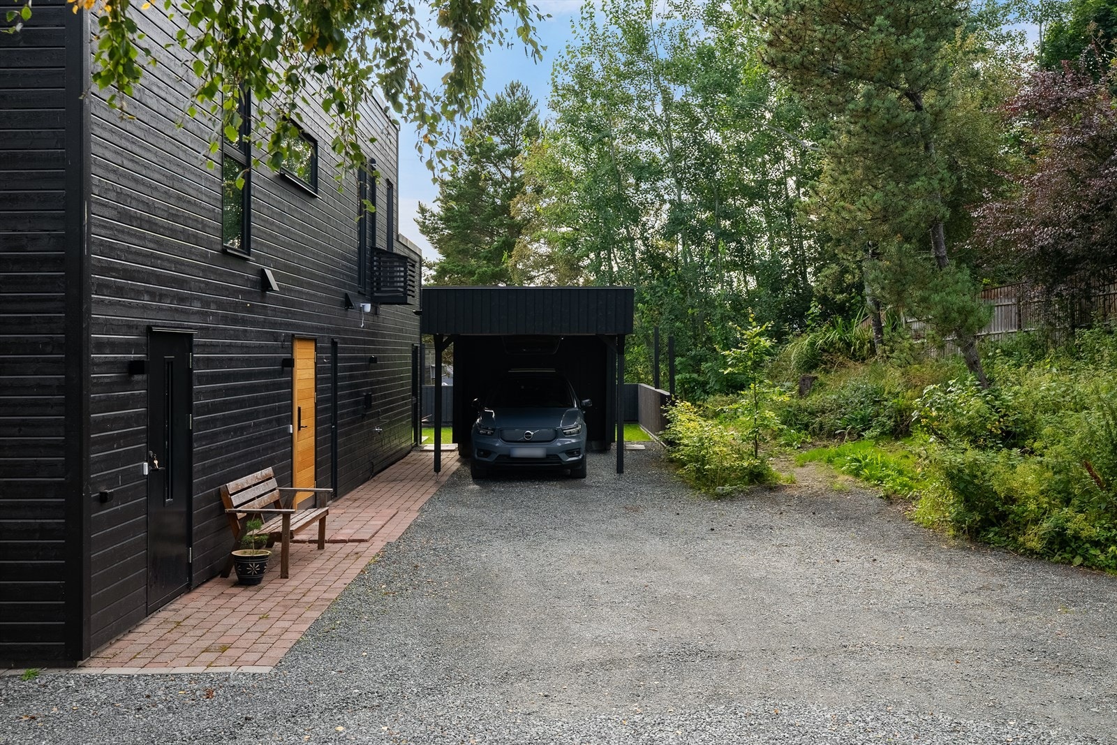 Zaptec billader. Klargjort med trekkerør for ytterligere en billader på parkeringsplassen på kortsiden av huset. Galleribilde