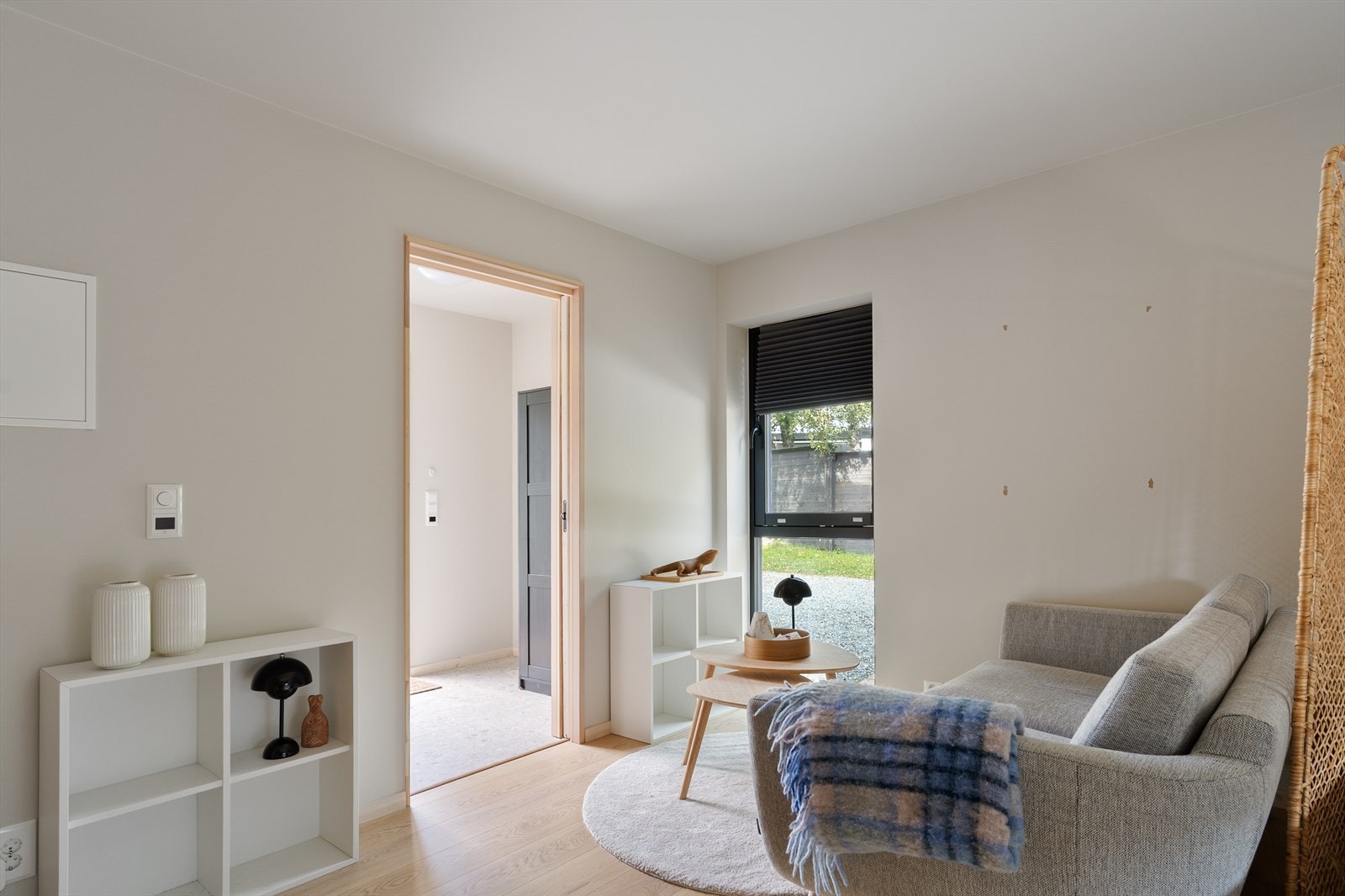 Egen inngang til hybeldel med egen strømmåler. Gang og bad 60x60 fliser Galleribilde