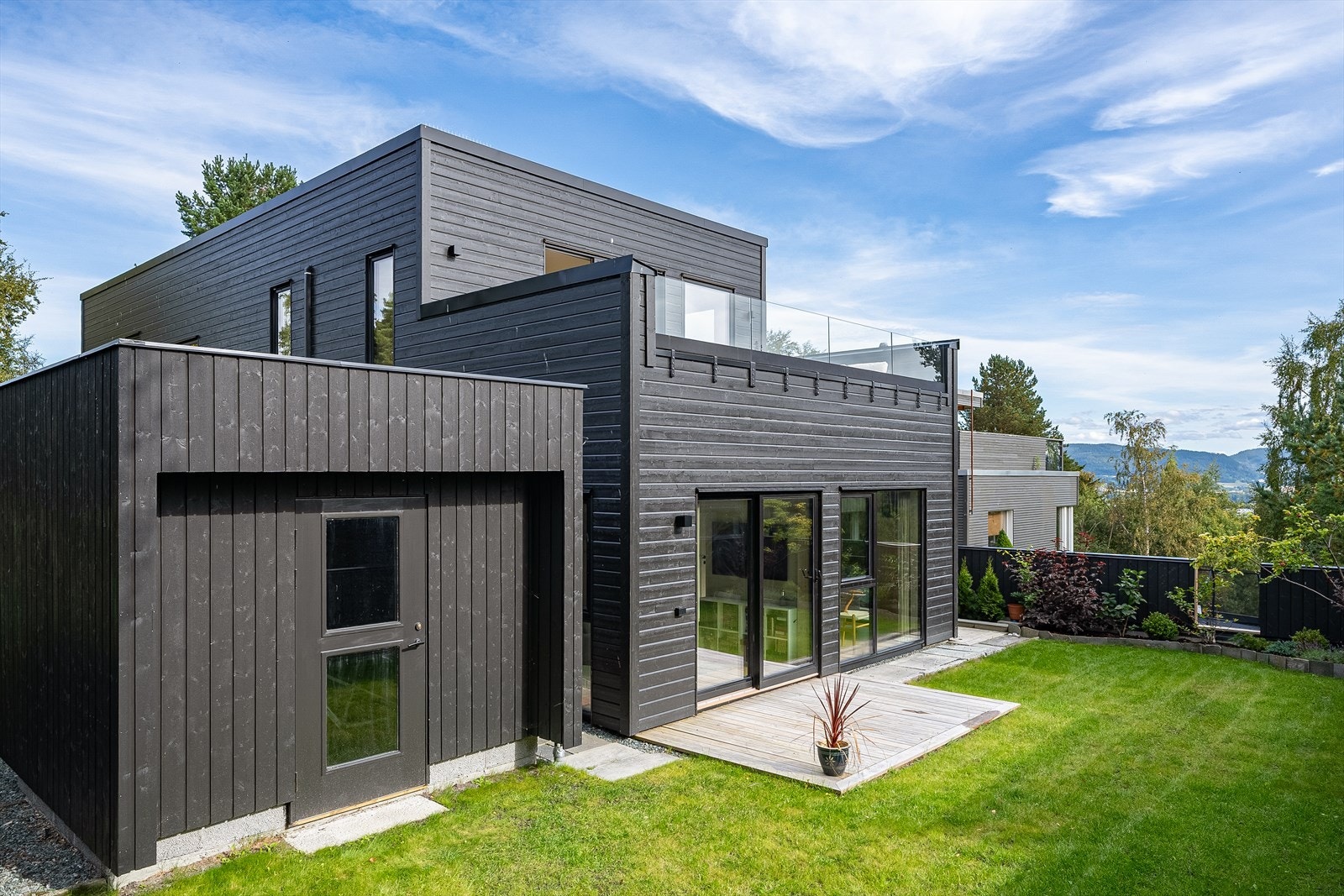 Carport med utvendig bod, som har inngang fra plena Galleribilde