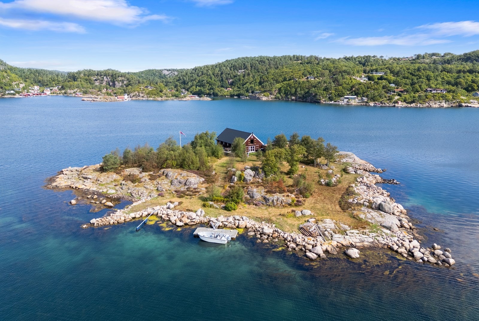 Eiendommen er et naust/sjøbu i praktfull skjærgård Galleribilde