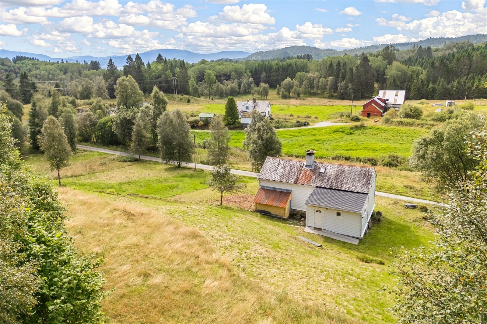 - Området er hovedsakelig bebygd med eneboliger og småbruk - Galleribilde