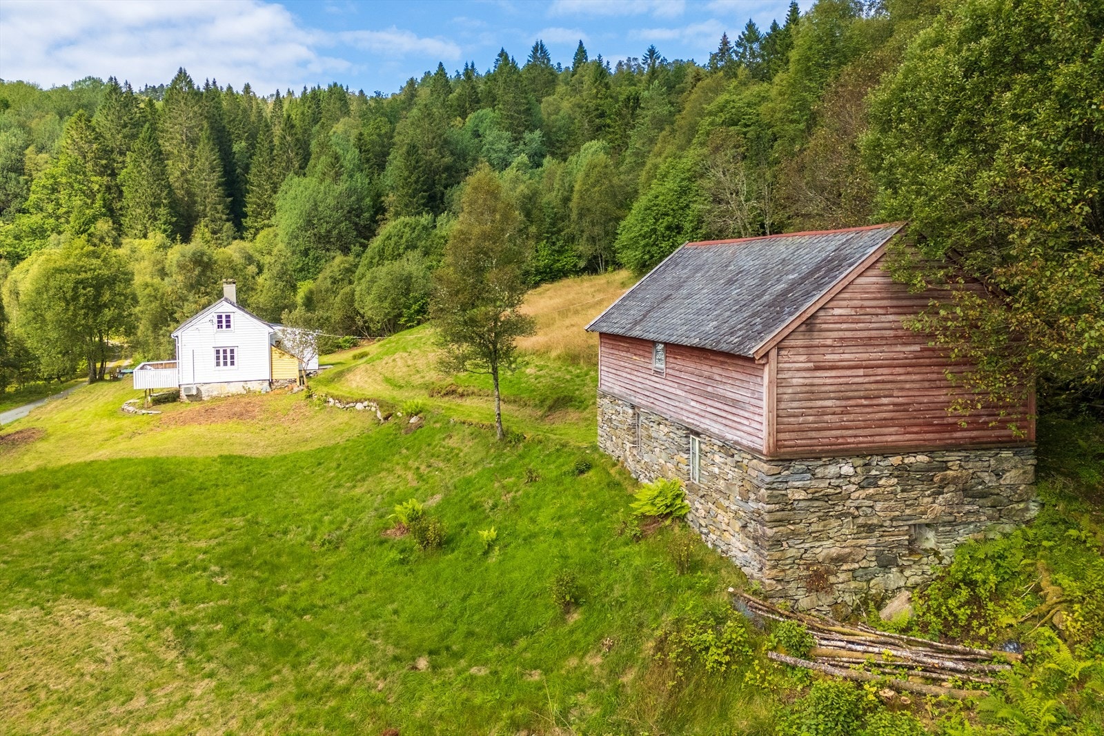 - Den idylliske gården ligger til i et etablert boligområde i Haugstveit på Osterøy- Galleribilde