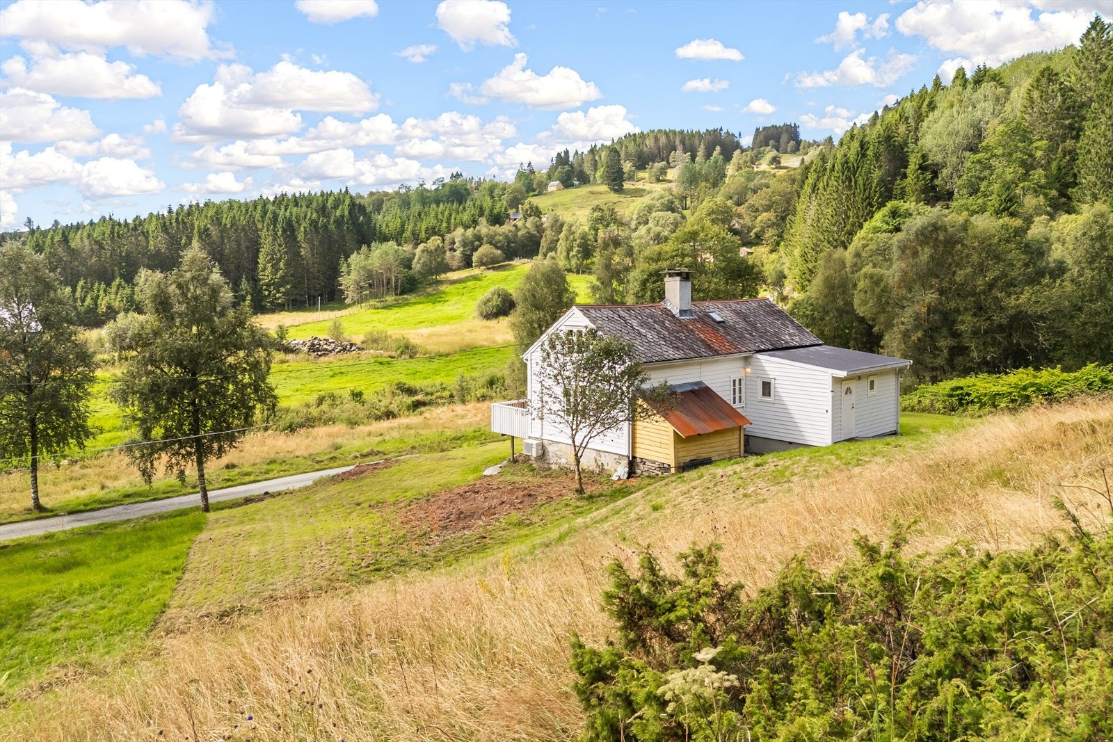- Fra eiendommen er det ca. 5,5 km. til Lonevåg sentrum, som byr på dagligvarebutikk, bank, legekontor, apotek, frisør, klesbutikk og kro - Galleribilde