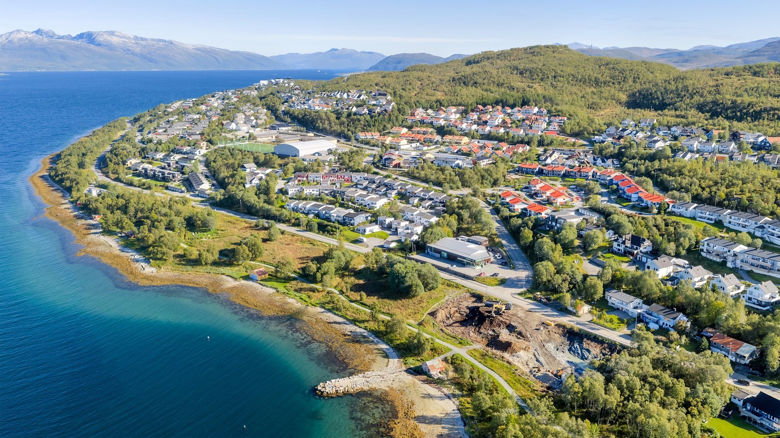 Innholdsrikt nærområde med dagligvarehandler, skoler, barnehager og idrettsanlegg Galleribilde