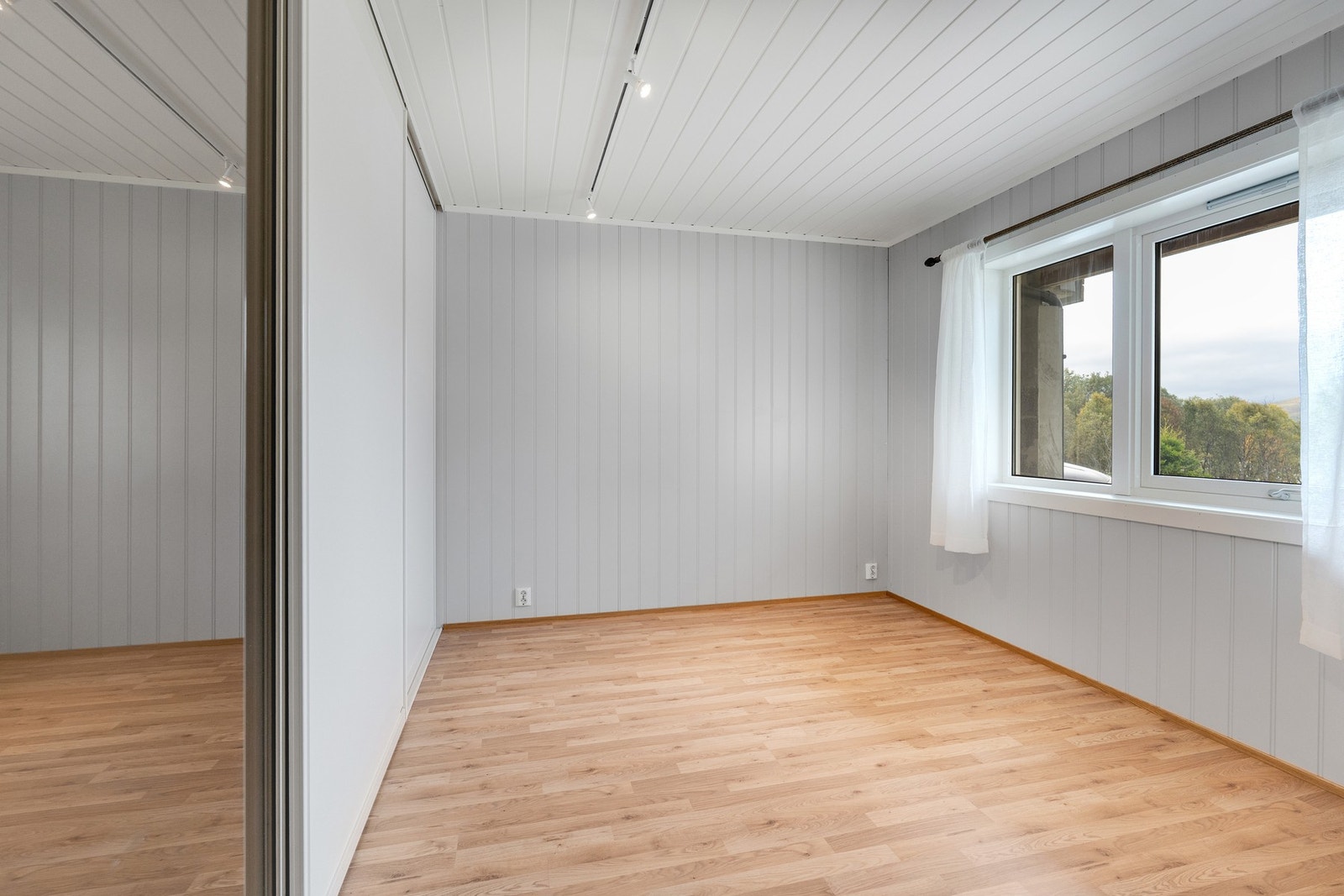 Soverom med praktisk skyvedørsgarderobe Galleribilde
