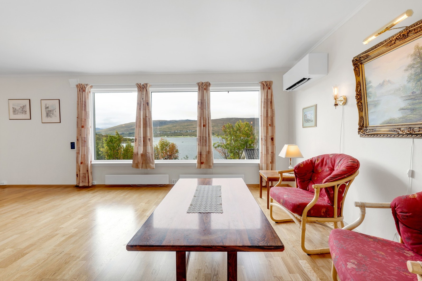 Fint lysinnslipp fra vinduene i stuen Galleribilde