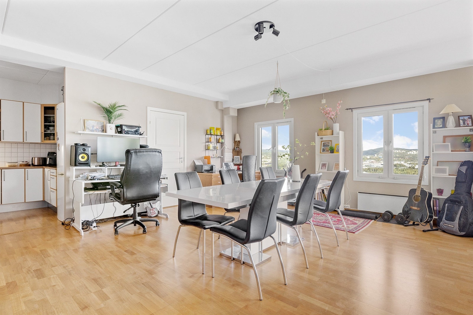 Romslig stue med god plass til spisebord Galleribilde