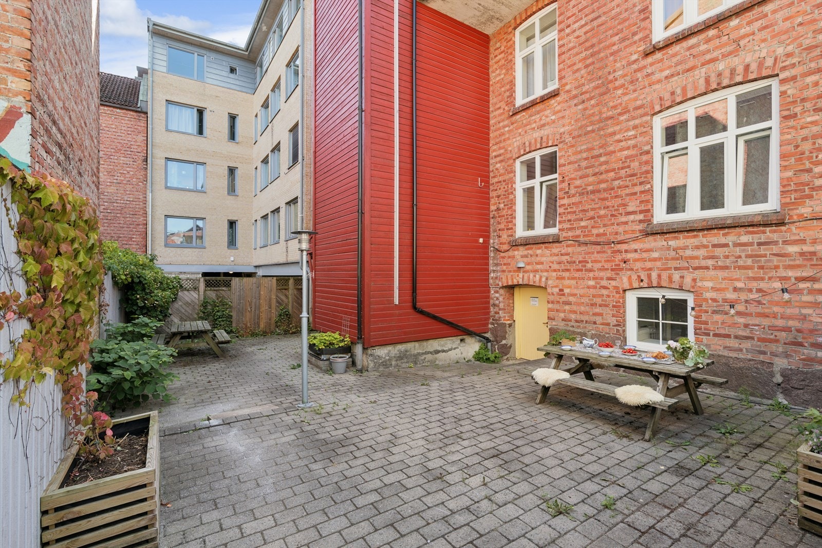 Skjermet og hyggelig bakgård med sitteplasser for sameiets beboere. Galleribilde
