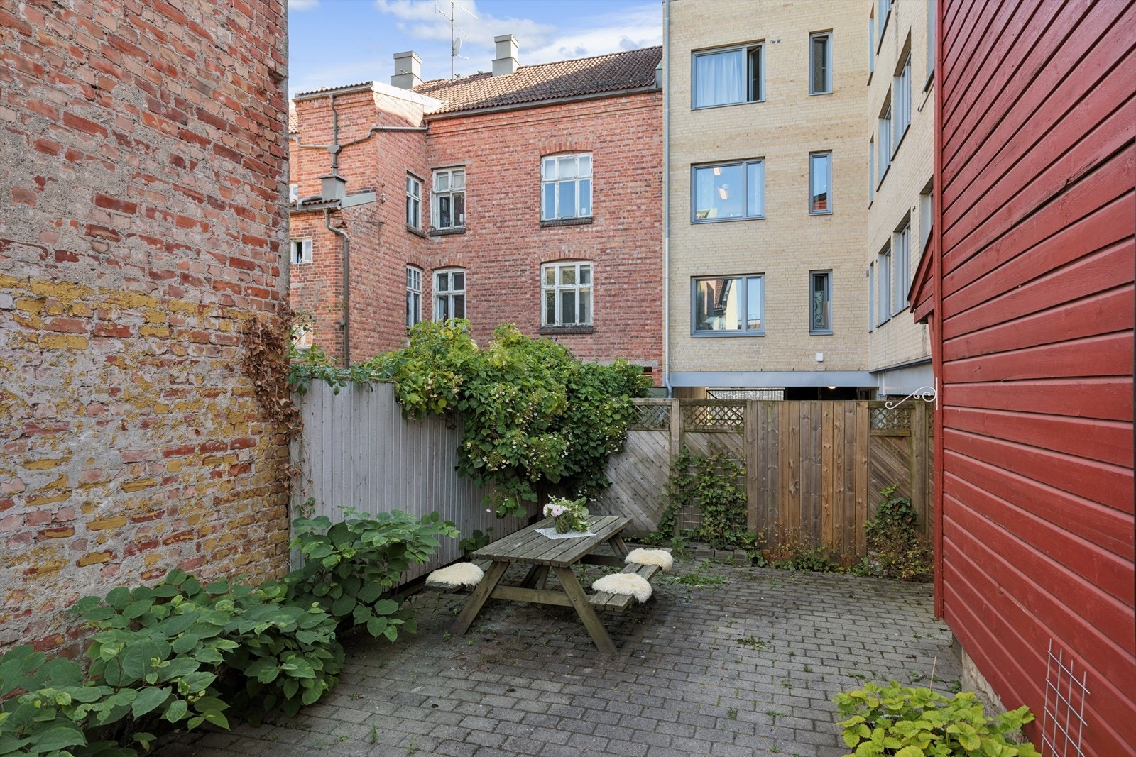 Bakgården er en rolig oase midt i bykjernen. Galleribilde