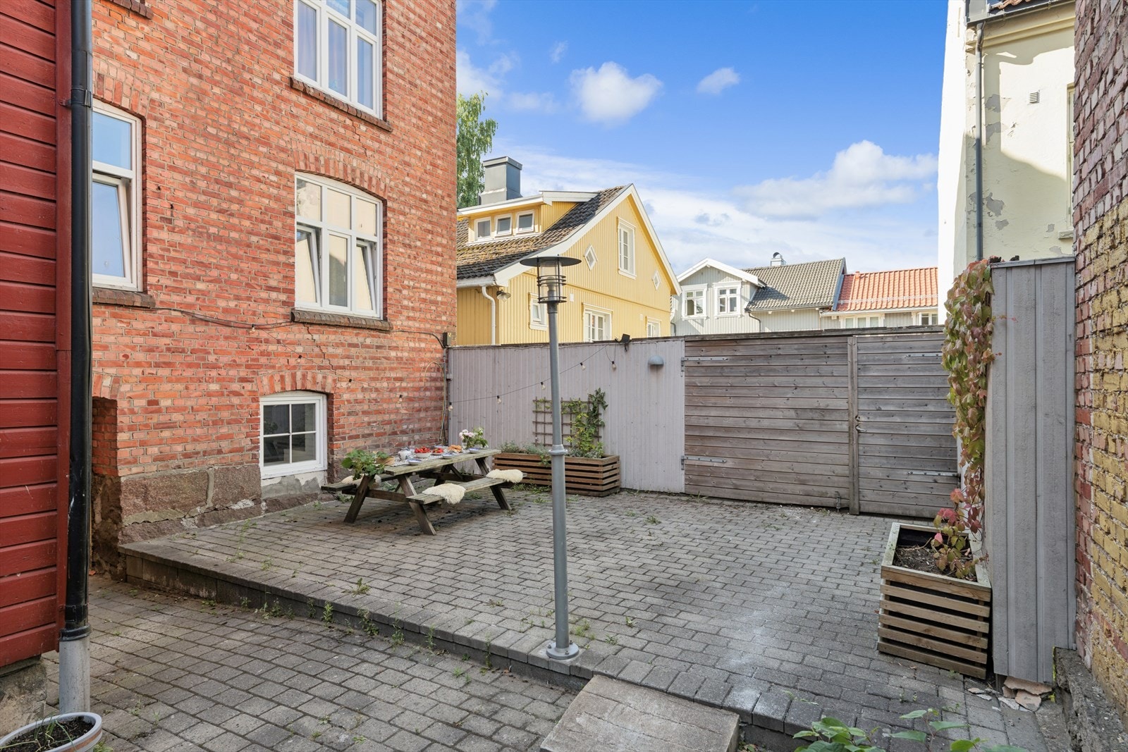 Adkomst til leiligheten og den hyggelige bakgården skjer gjennom porten. Galleribilde