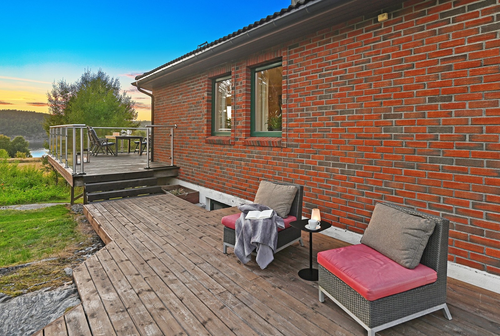 Terrassen foran stuen er bygget sammen med en terrasse langs sydsiden av huset. Galleribilde